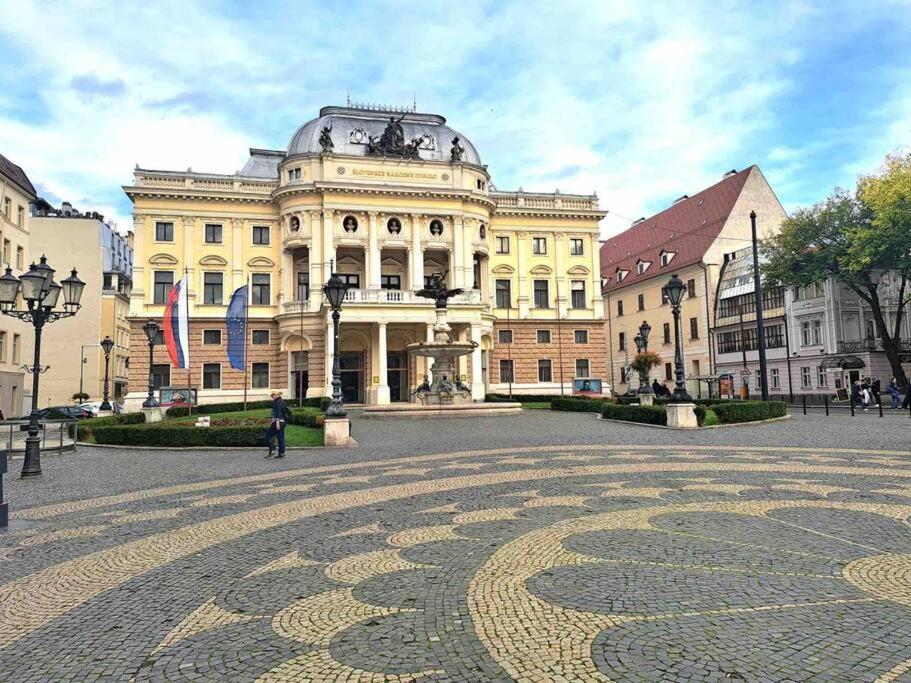 New studio in quiet part of the city center view 3