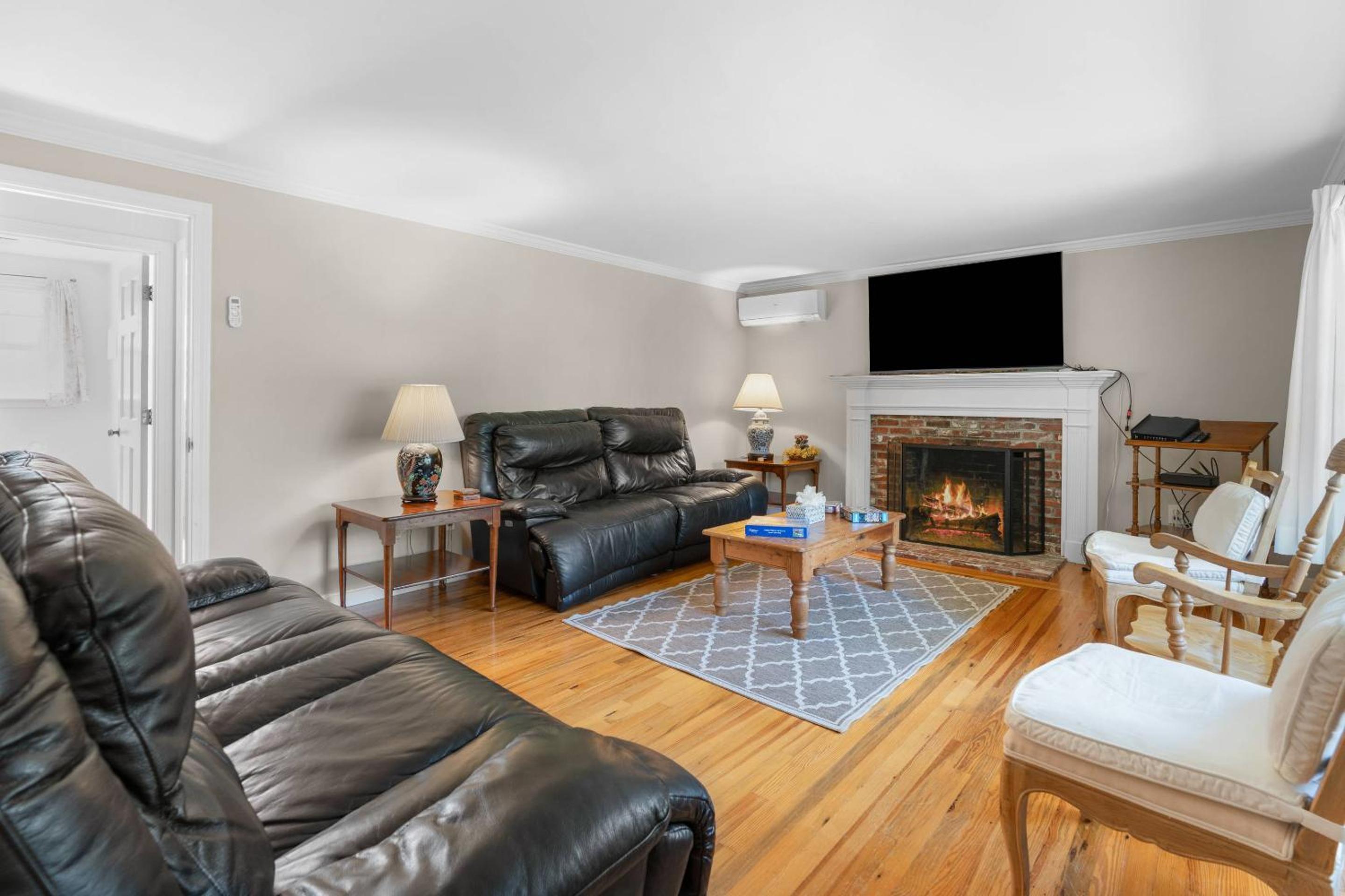 Harwich Retreat, Private Pool, Beach nearby, Family Home view 2