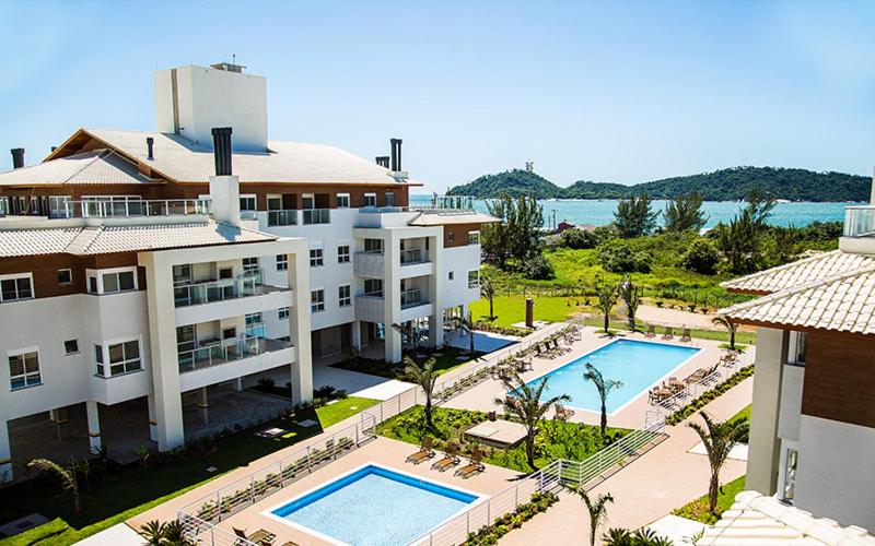 Lindo apartamento frente mar em condomínio club