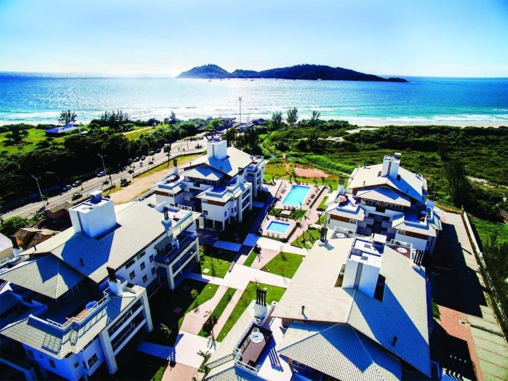 Lindo apartamento frente mar em condomínio club