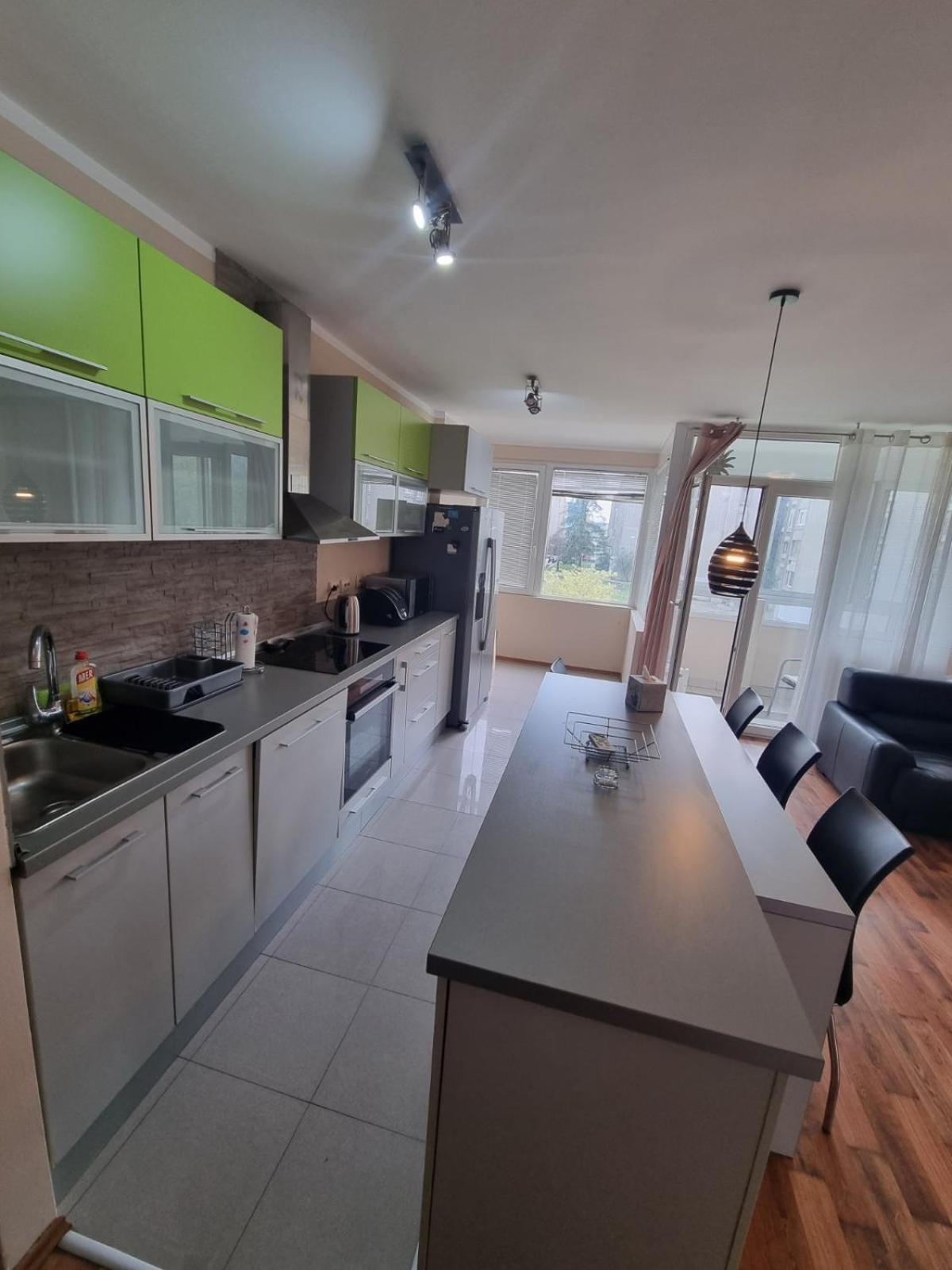 Hawaii- 2 bdr, Arena, Sava centar, FREE PARKING