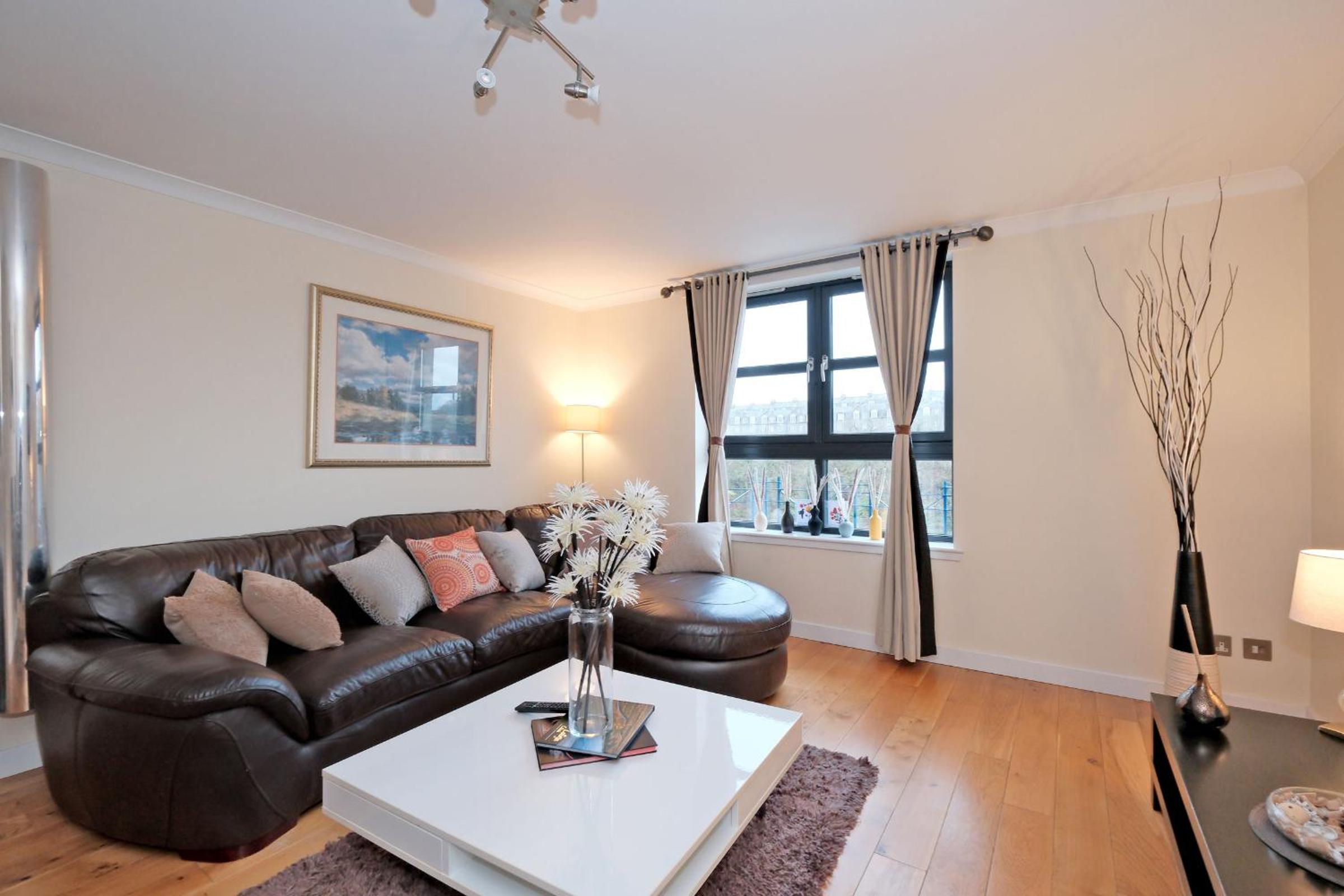 RiverView-2Br-Sleeps4-CityCentre-Parking-FastWiFi view 3