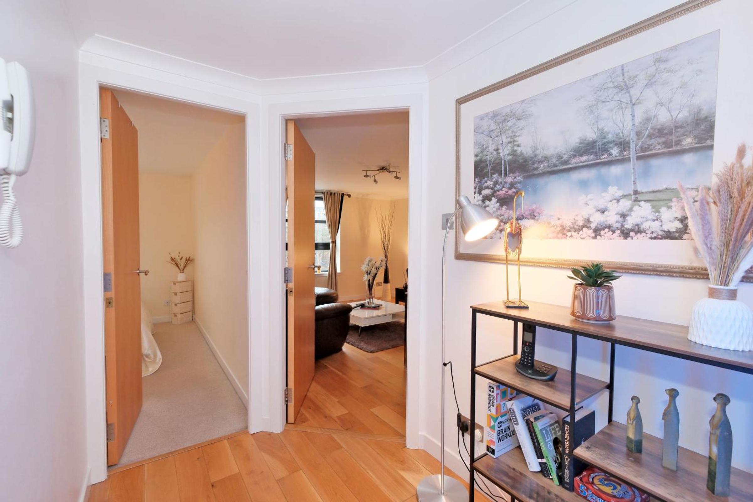 RiverView-2Br-Sleeps4-CityCentre-Parking-FastWiFi view 5