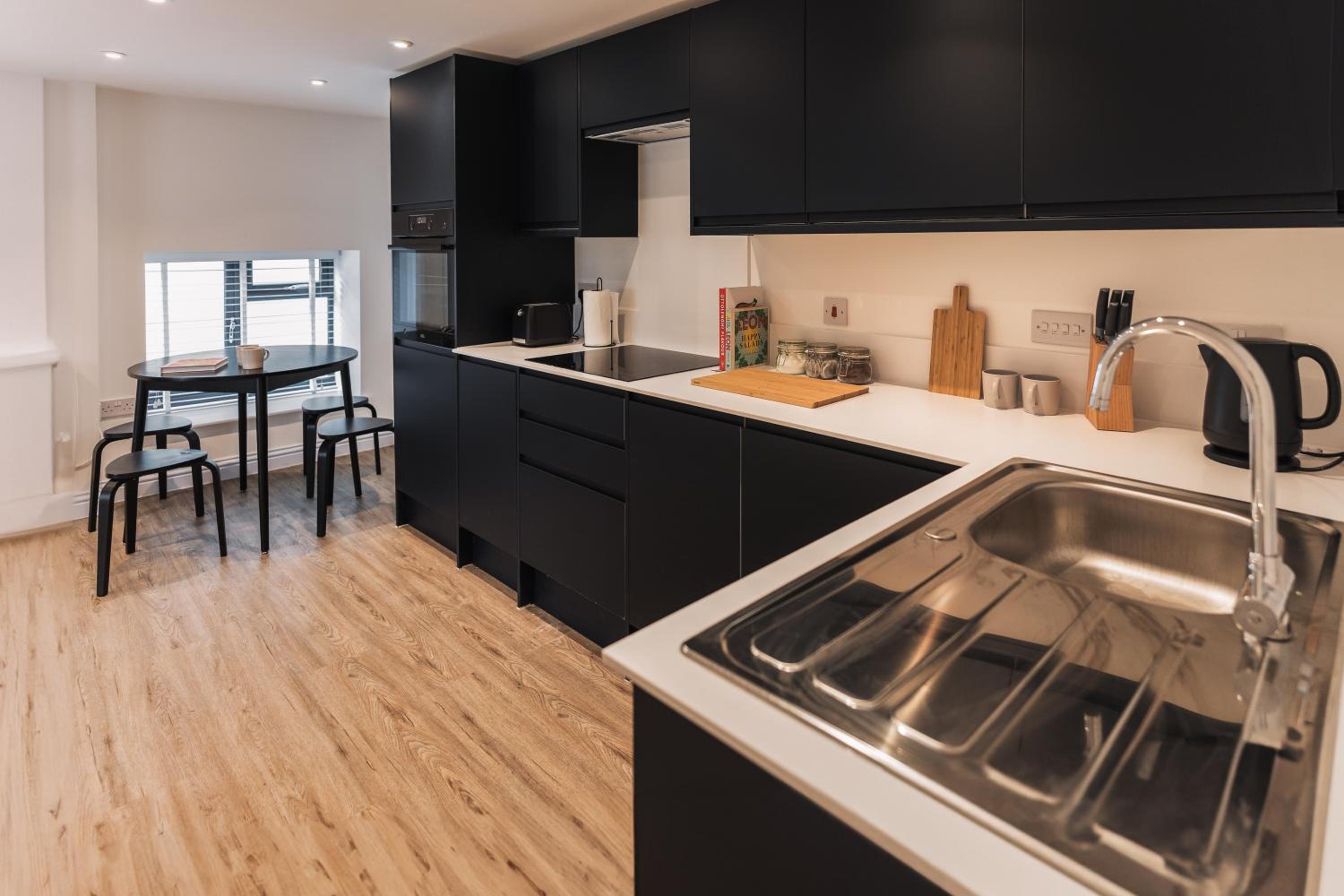 Wych Cottage, Striking 2 Bed, Parking, King Bed, First Floor Flat view 5