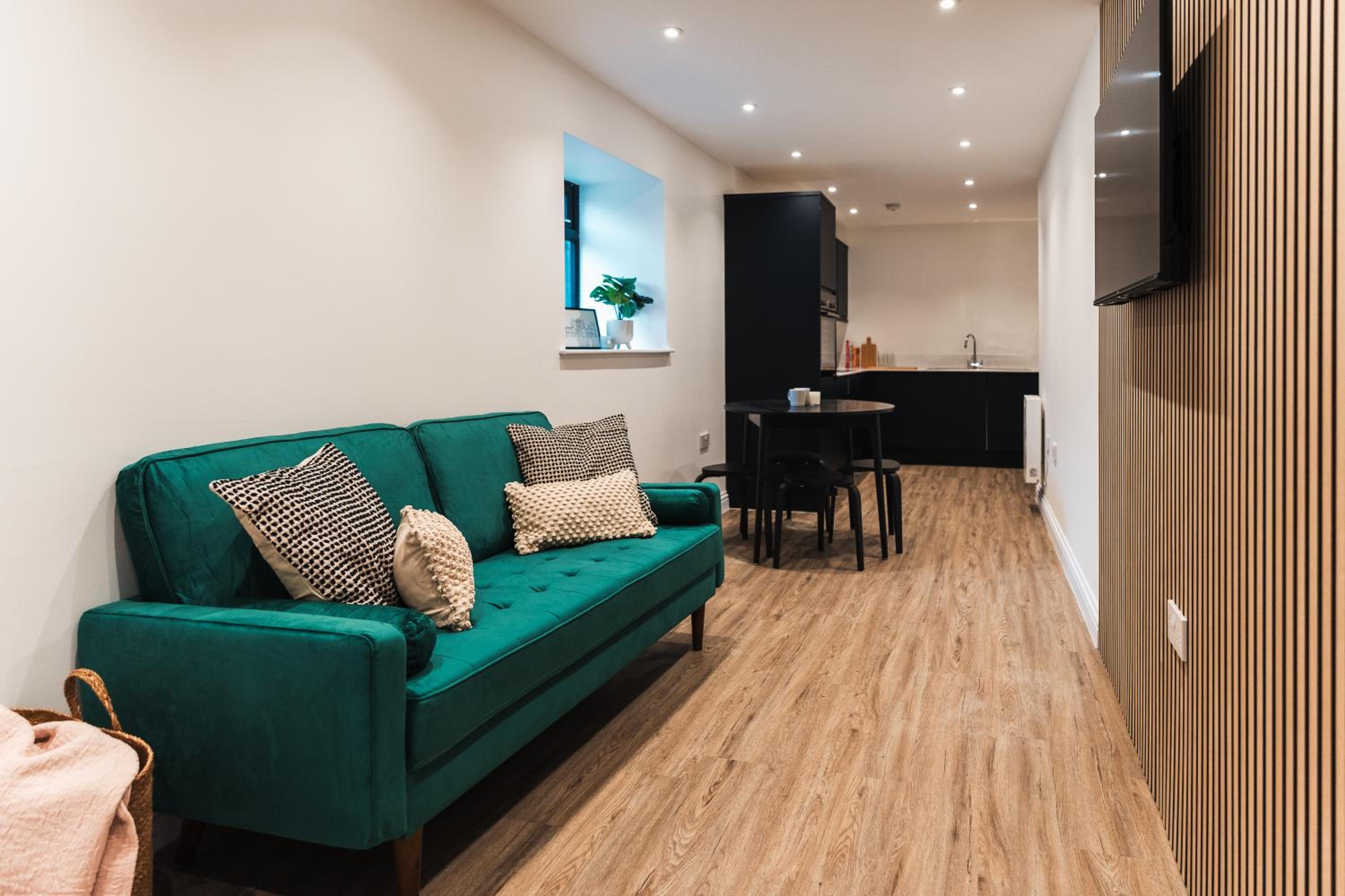 Wych Cottage, Striking 2 Bed, Parking, Ground Floor Flat - Step Free view 3
