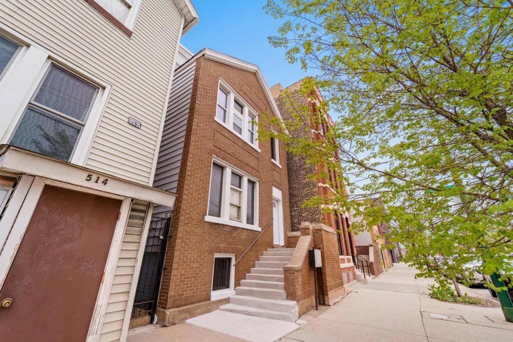 Cozy, top-floor 3BR loft with balcony in West Town view 3