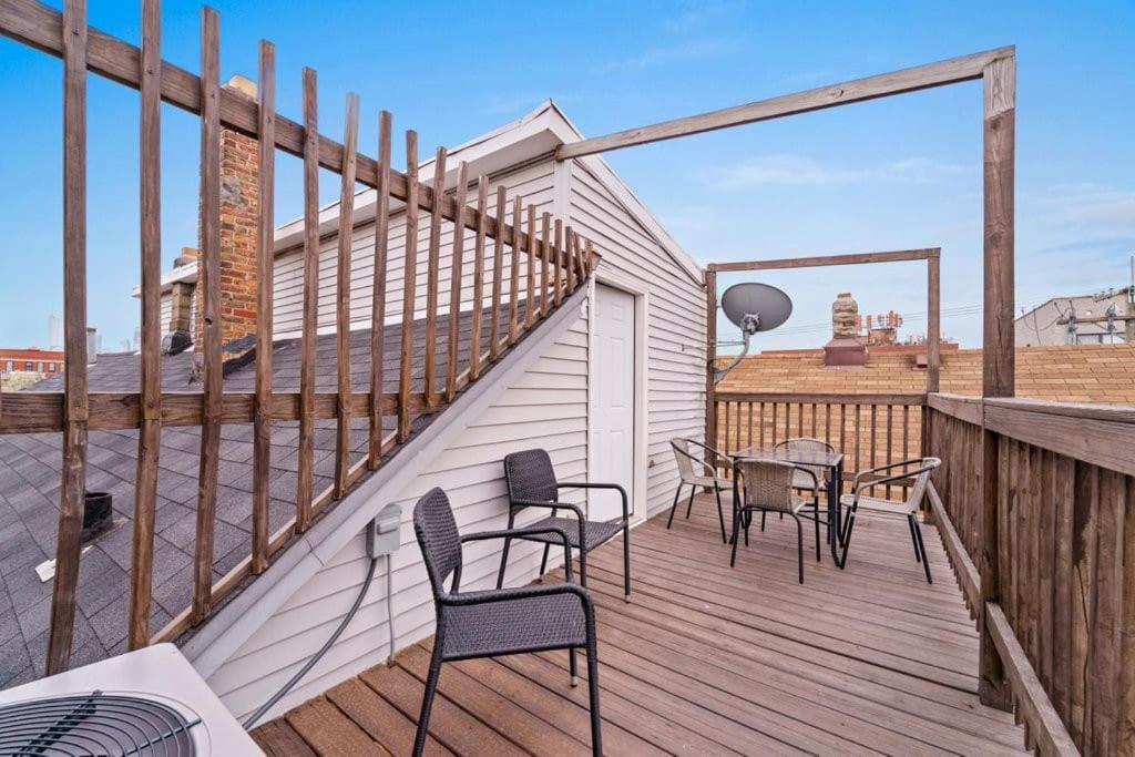Cozy, top-floor 3BR loft with balcony in West Town view 4