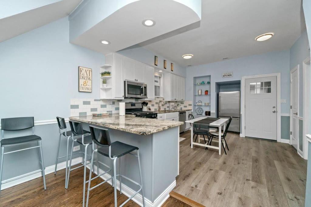 Cozy, top-floor 3BR loft with balcony in West Town view 5