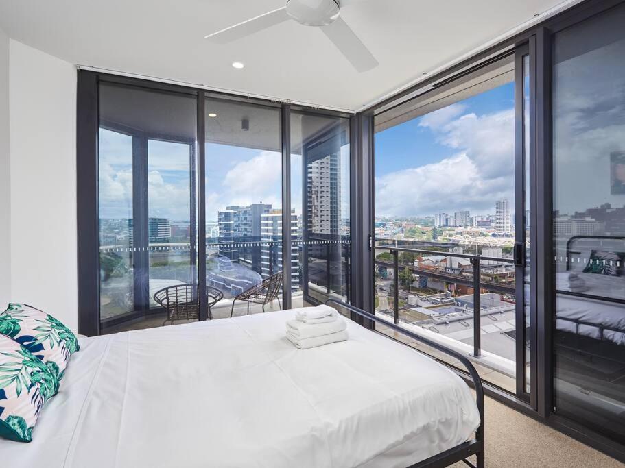 Artistic South Brisbane 2 bedroom Apartment with Parking