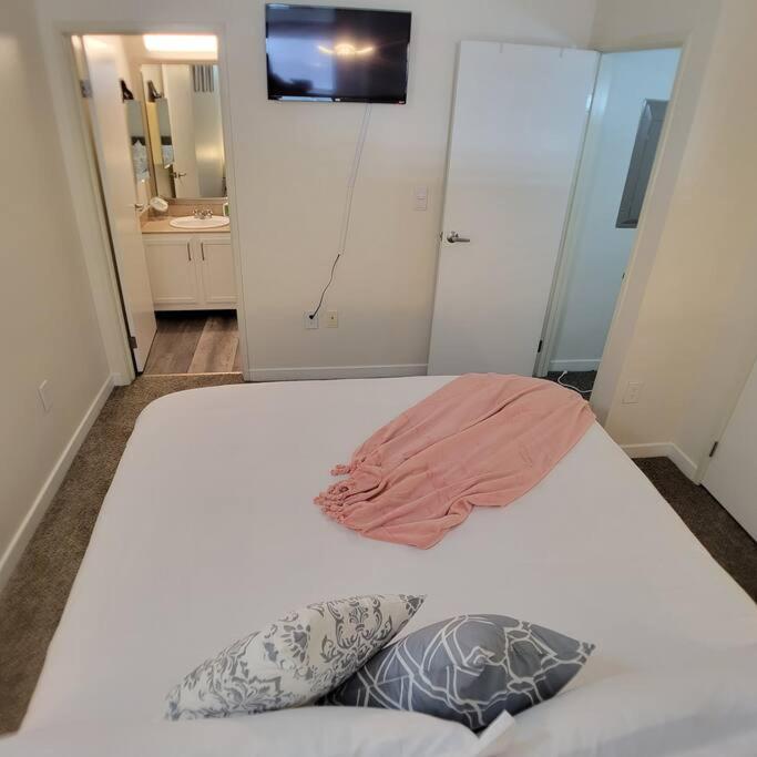 #1 Downtown King Free Parking- Walk to Gainbridge, Lucas Oil, Conv Cntr