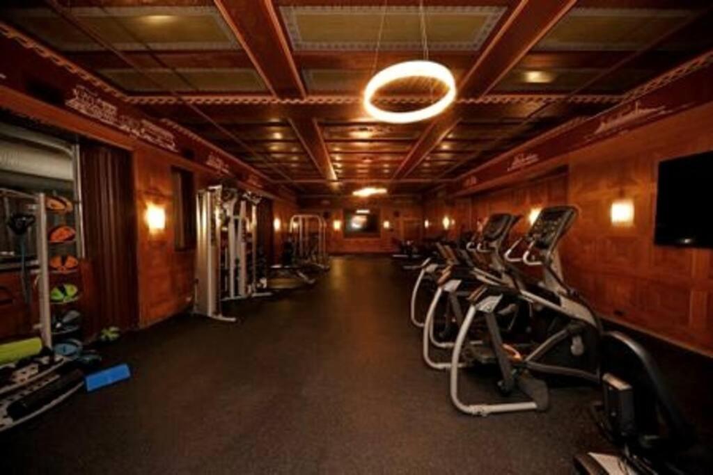#1 Downtown King Free Parking- Walk to Gainbridge, Lucas Oil, Conv Cntr
