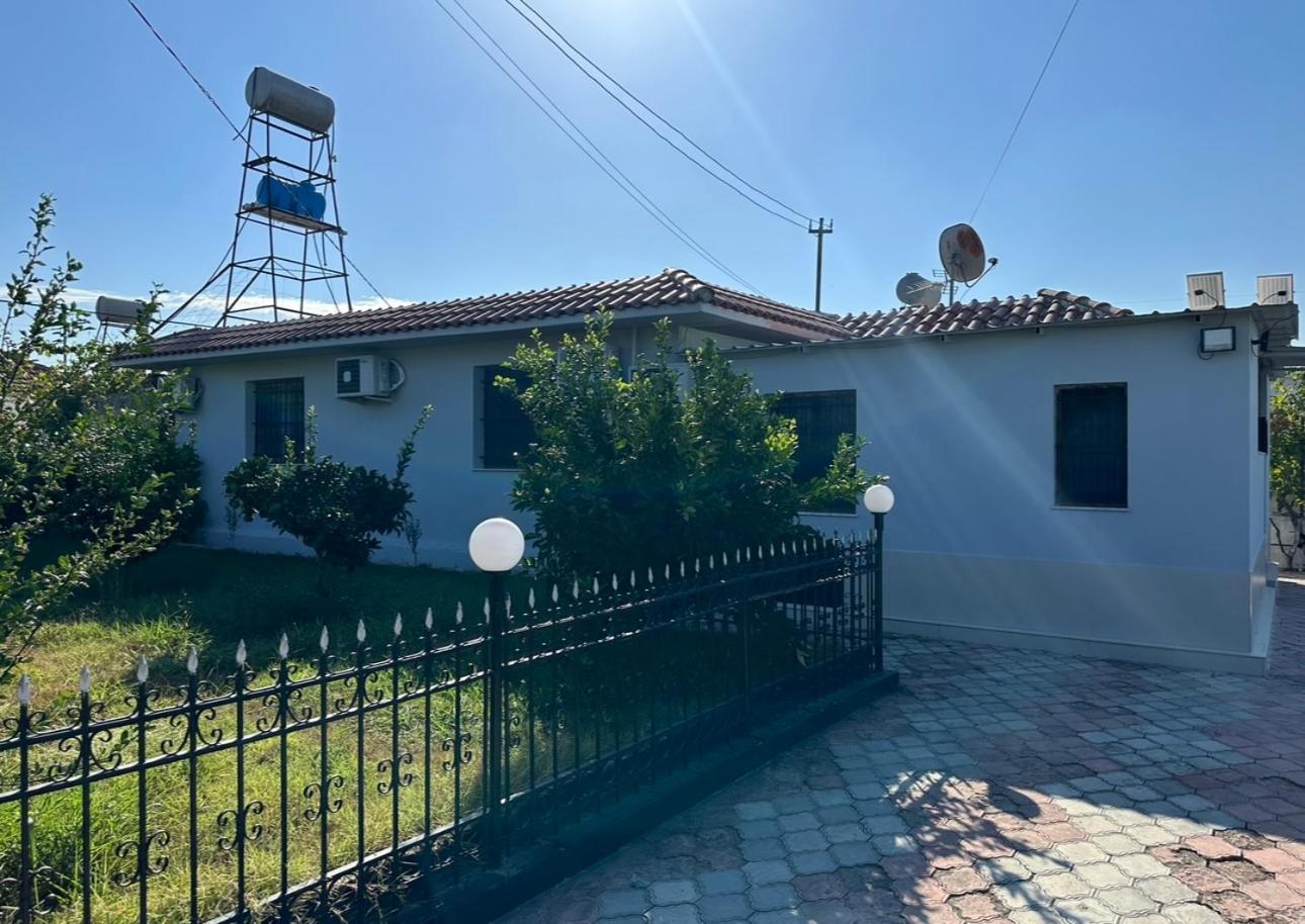 5 bedroom! 12 min to airport! Private parking