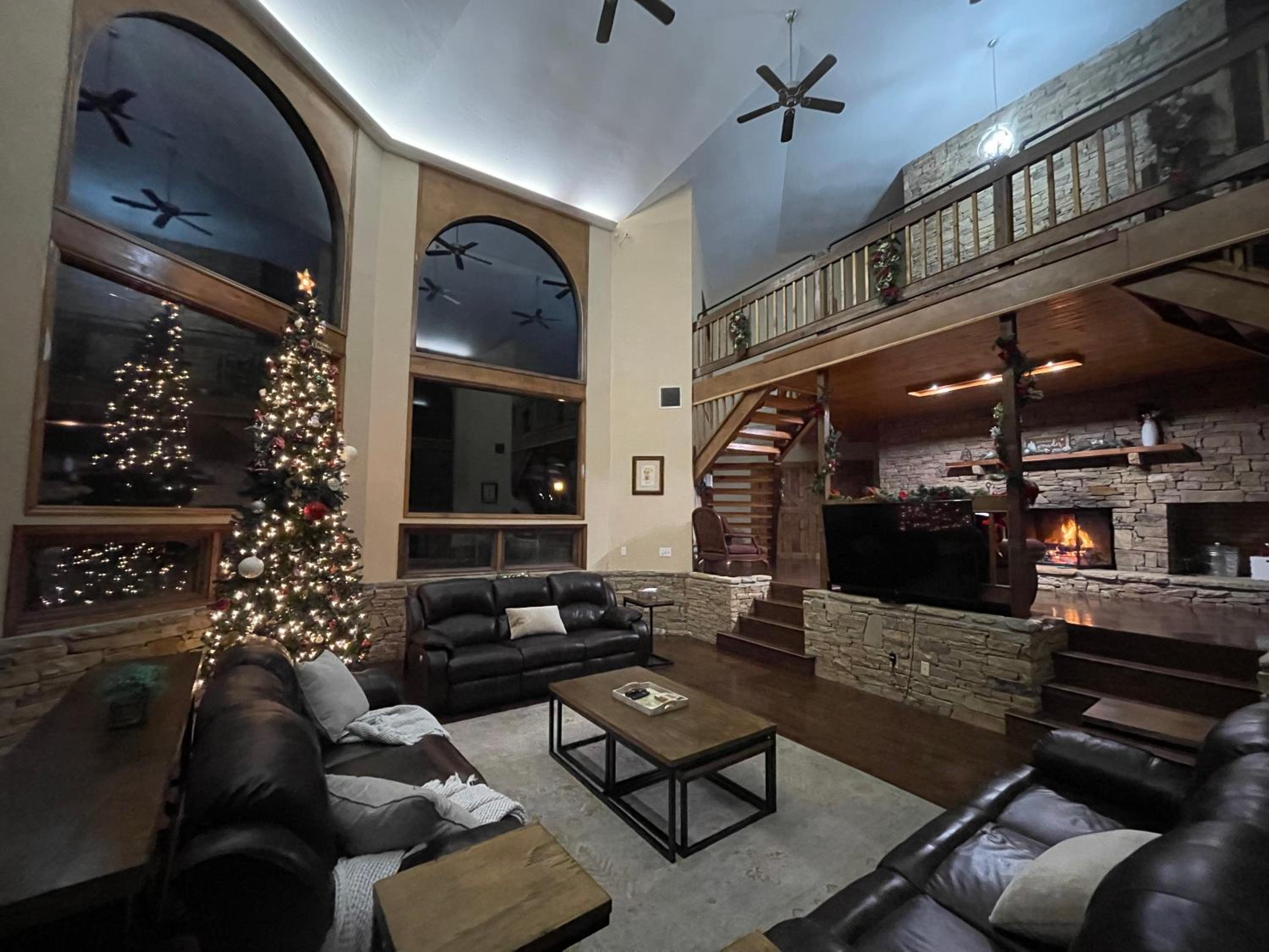 Crestview Estate 5 acres-heated pool-5min to strip view 2