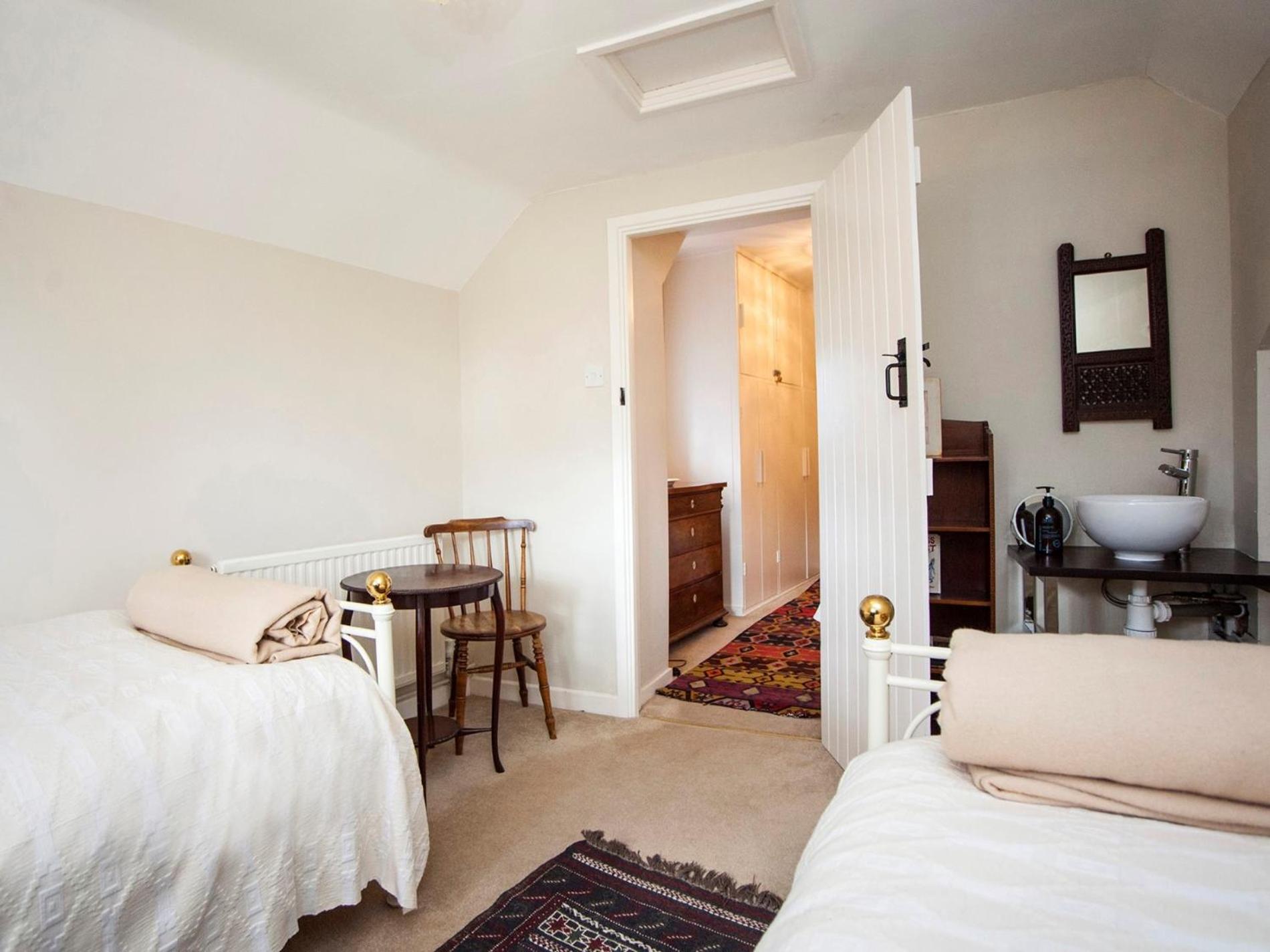 2 Bed in Cirencester oc-hic05 view 2