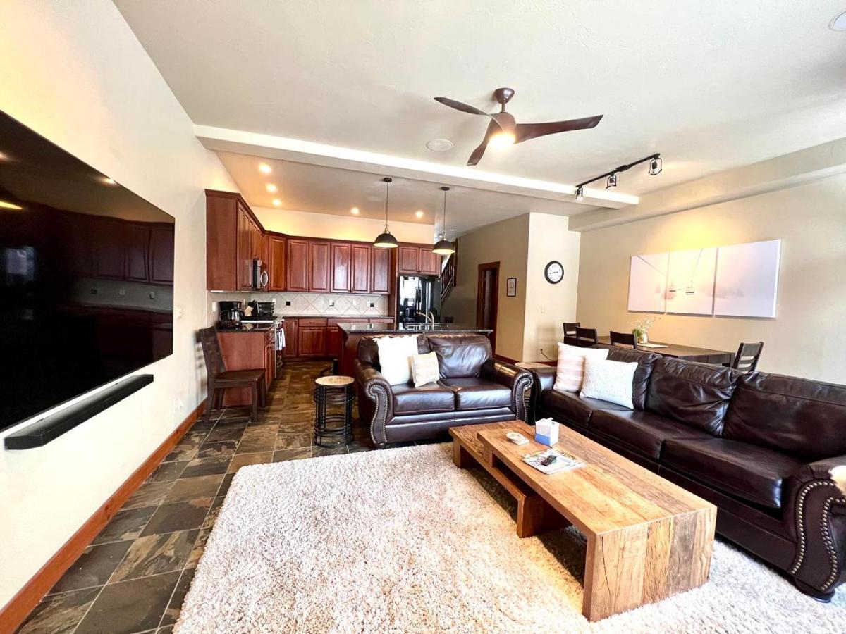 Hotel 1046- Stunning Remodeled Cornerstone Townhome - Image 1