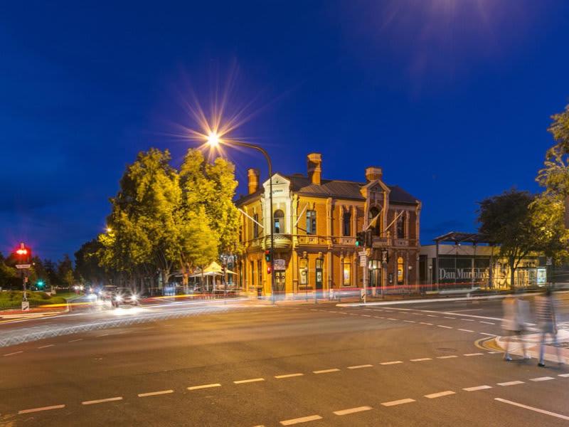 NORWOOD RETREAT - Stunning Townhouse located in the Heart of Norwood
