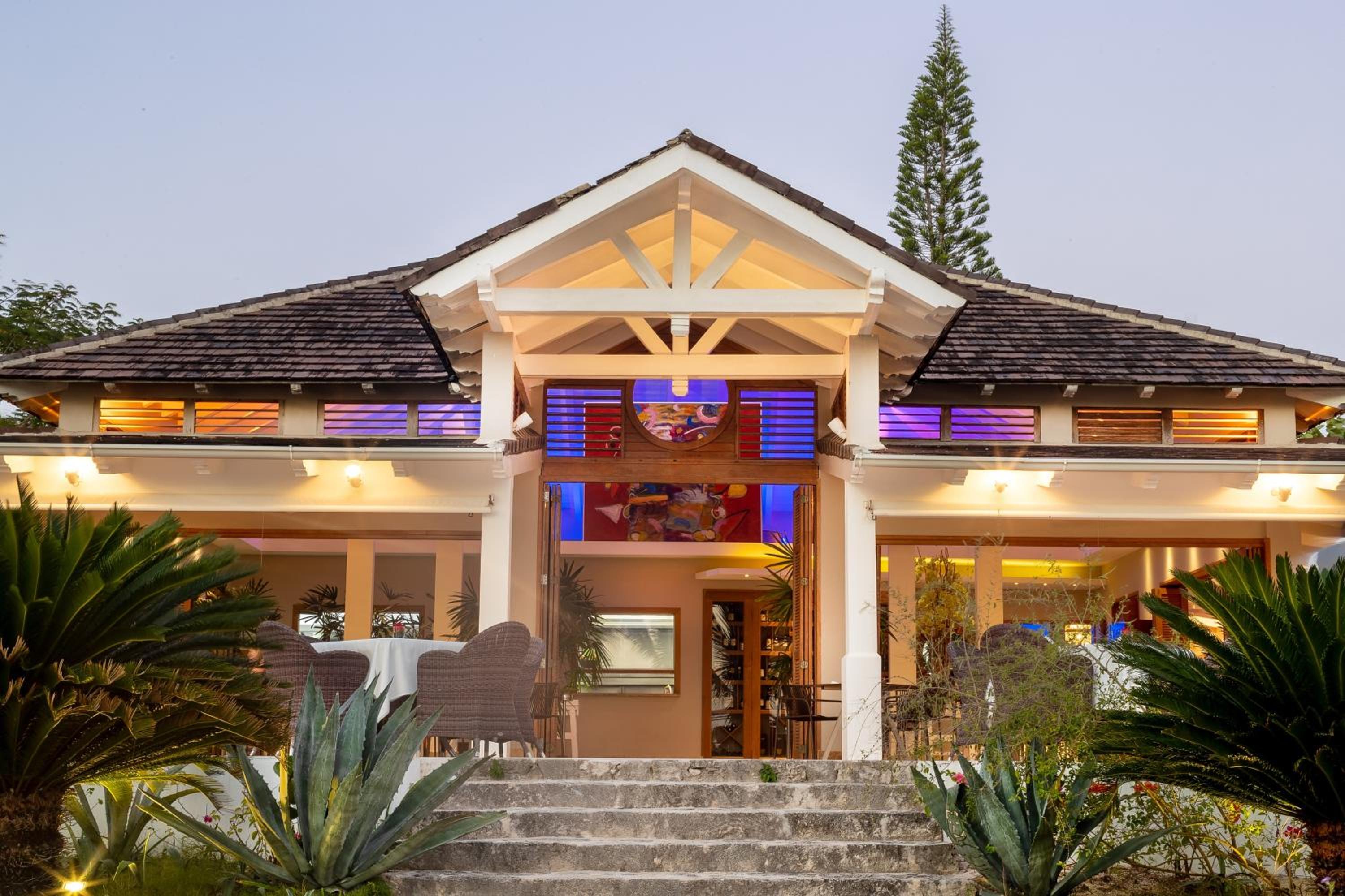 TRACADERO Beach Club & Holidays Rentals