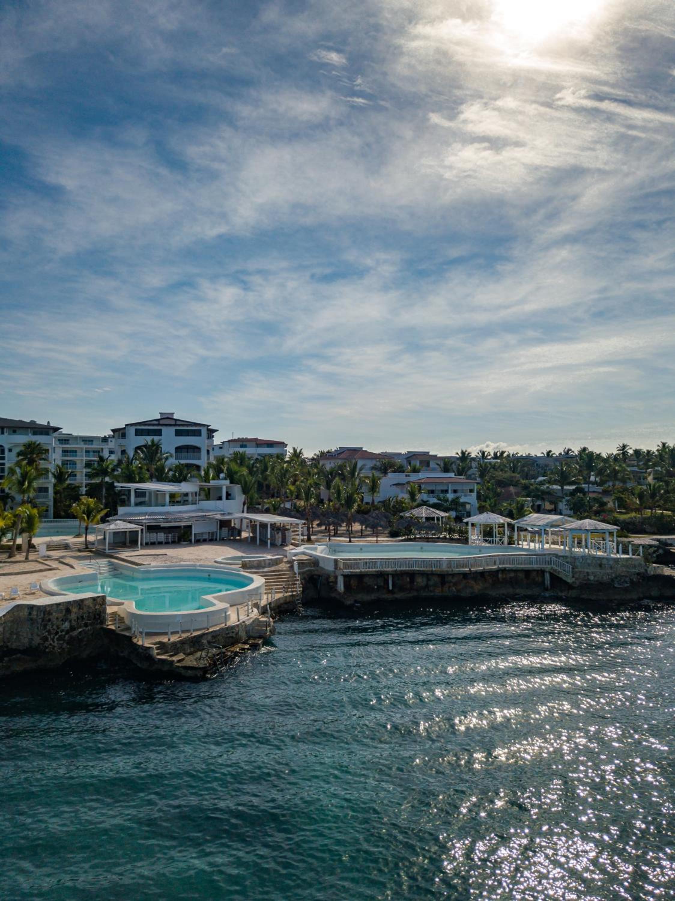 TRACADERO Beach Club & Holidays Rentals