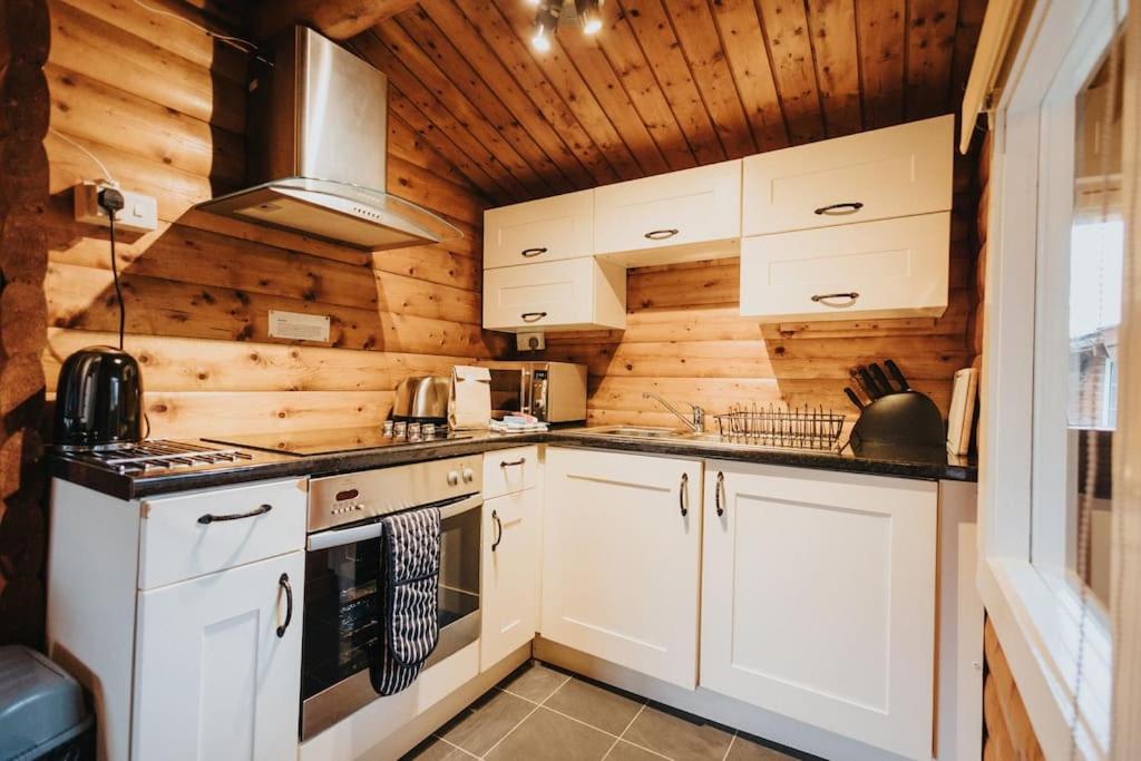 Rustic Log Cabin in Snowdonia - 2 Bedrooms & Parking view 4