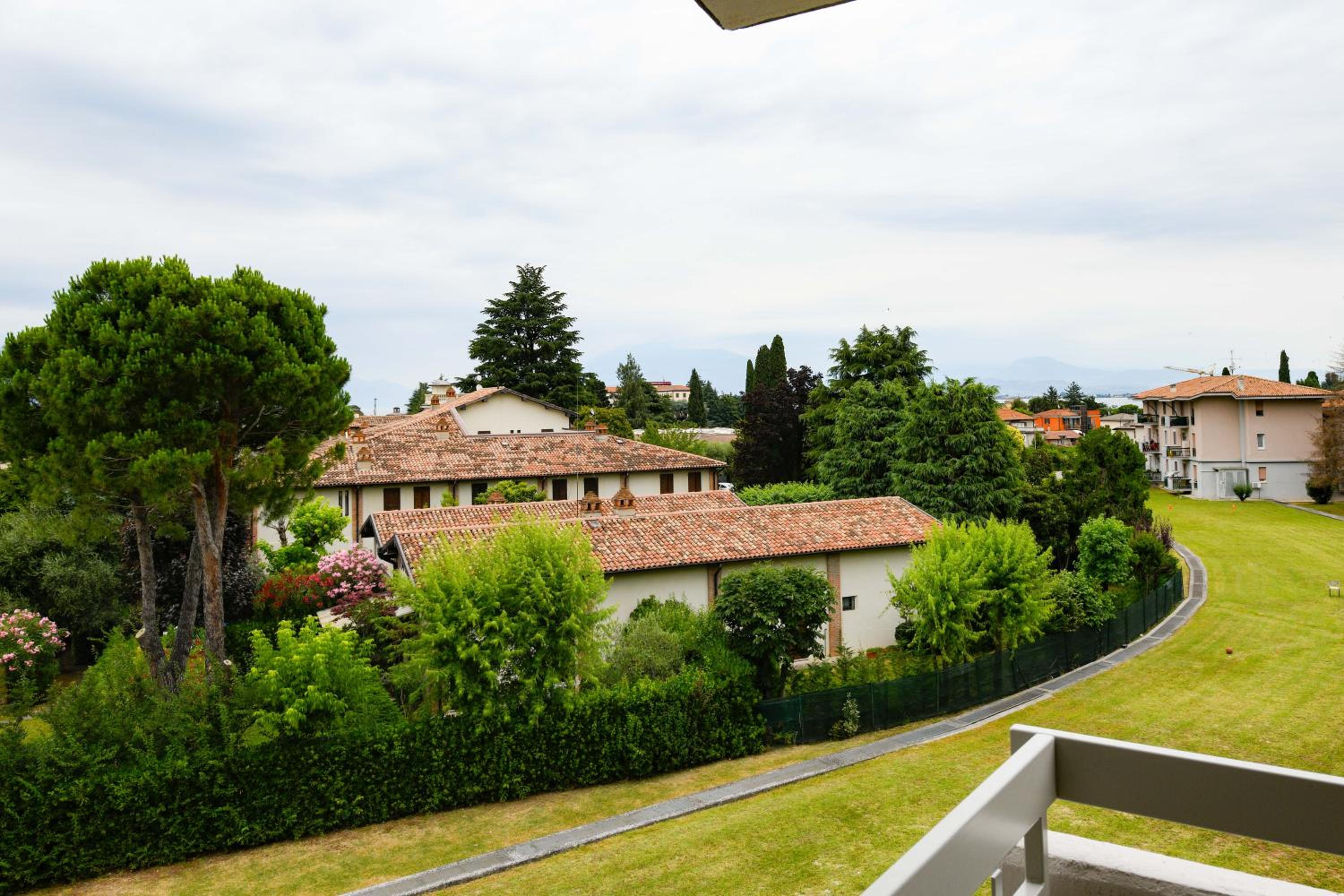 Photo 10