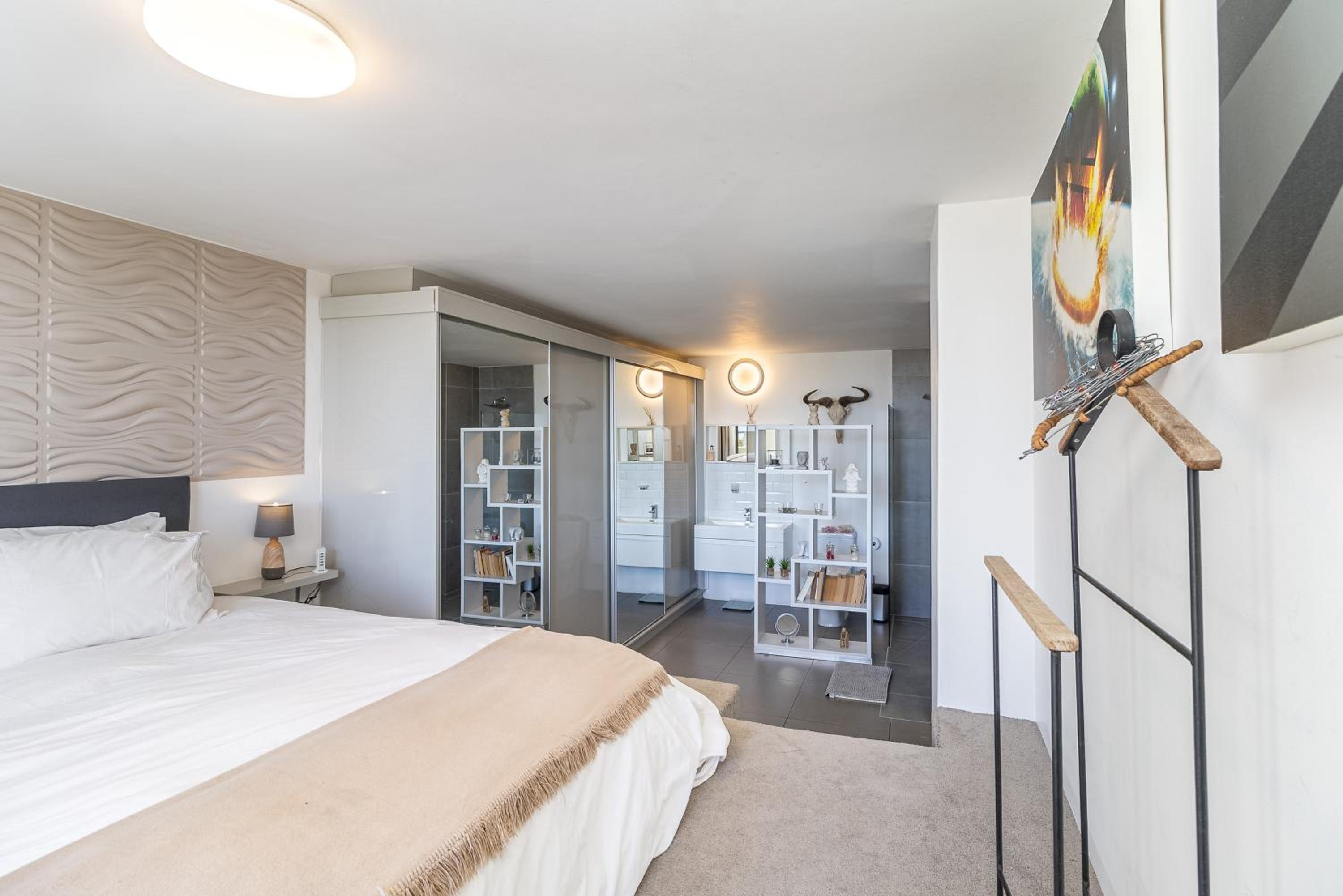 Cape Town Skyroof Apt LoadShedding Proof Ocean Views