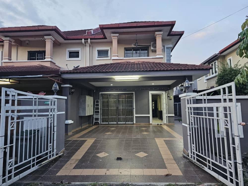 Semi -D Homestay Seremban 2 photo 2