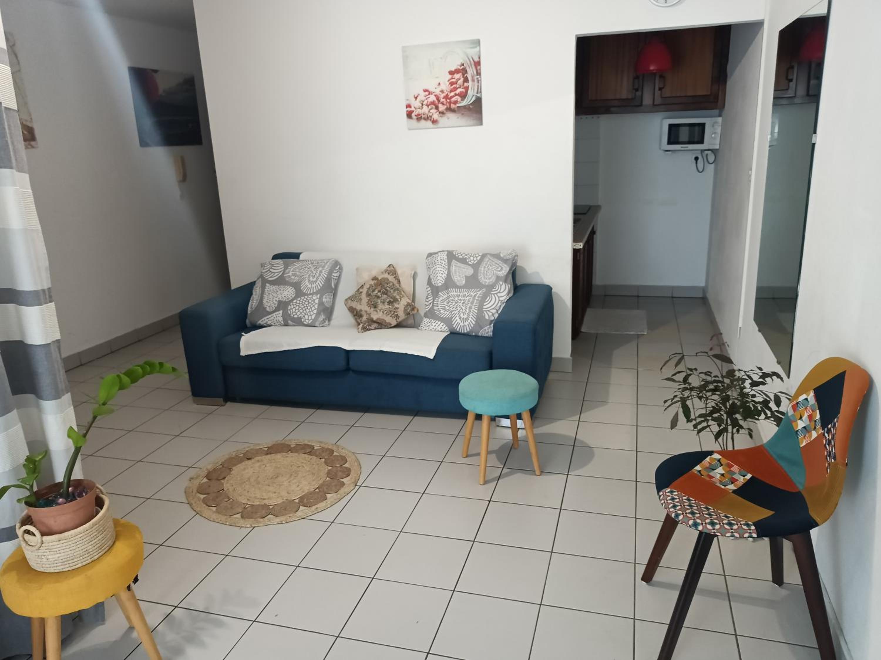 blue and yellow, appartement au calme, avec piscine, WIFI view 3