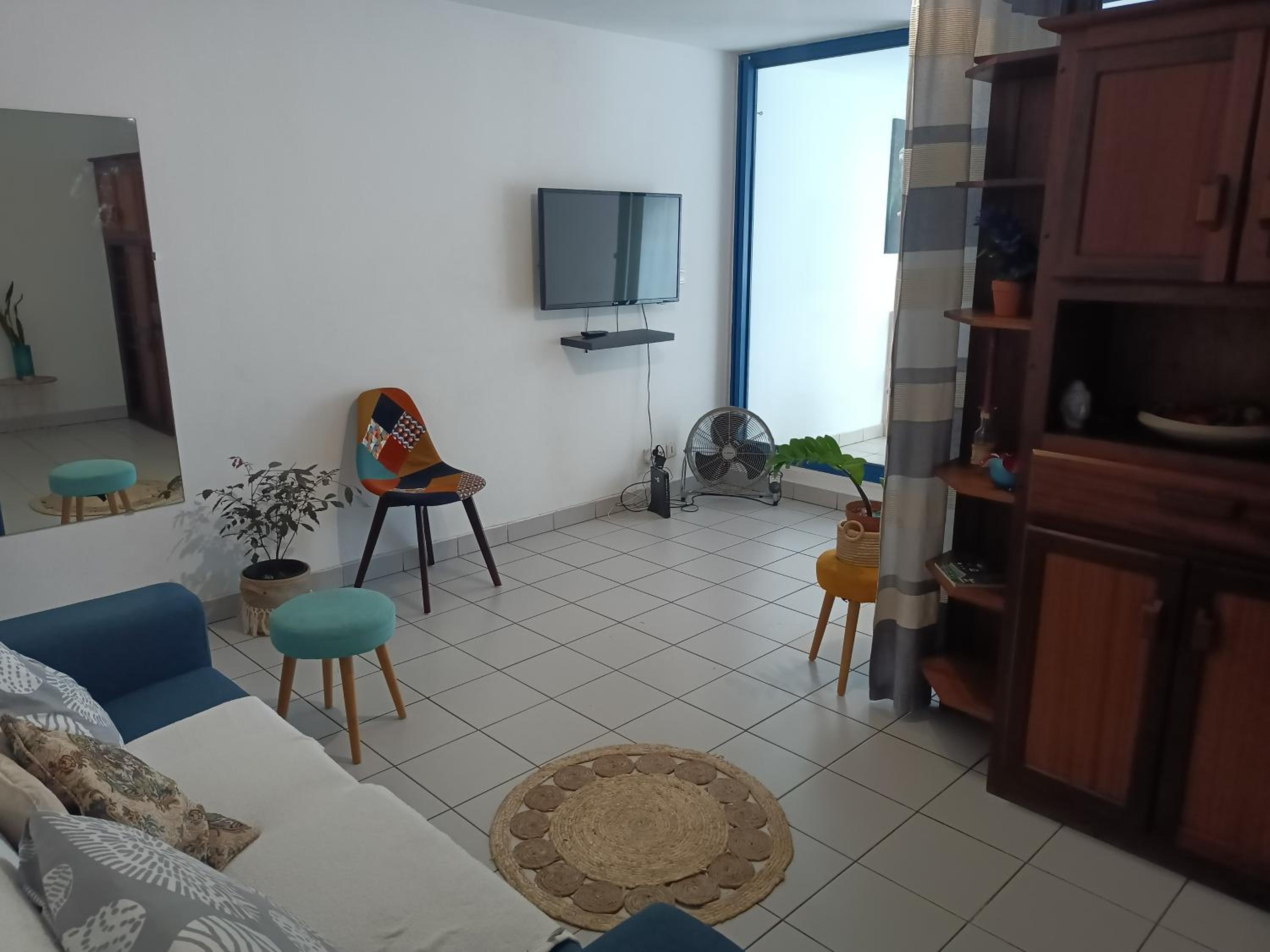 blue and yellow, appartement au calme, avec piscine, WIFI view 5