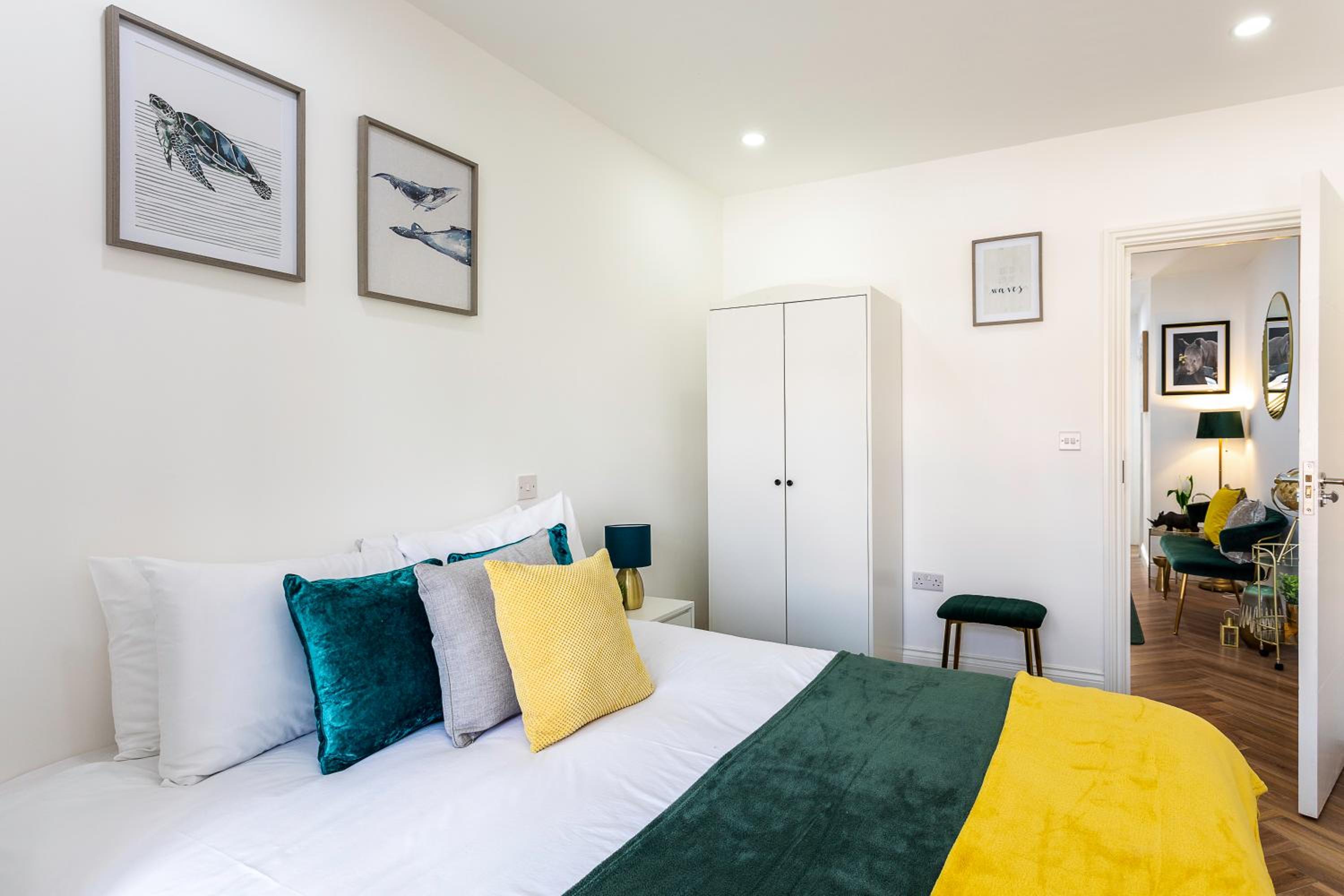 Stunning West London Garden flat 4bed 2 bath free parking 10 occupancy