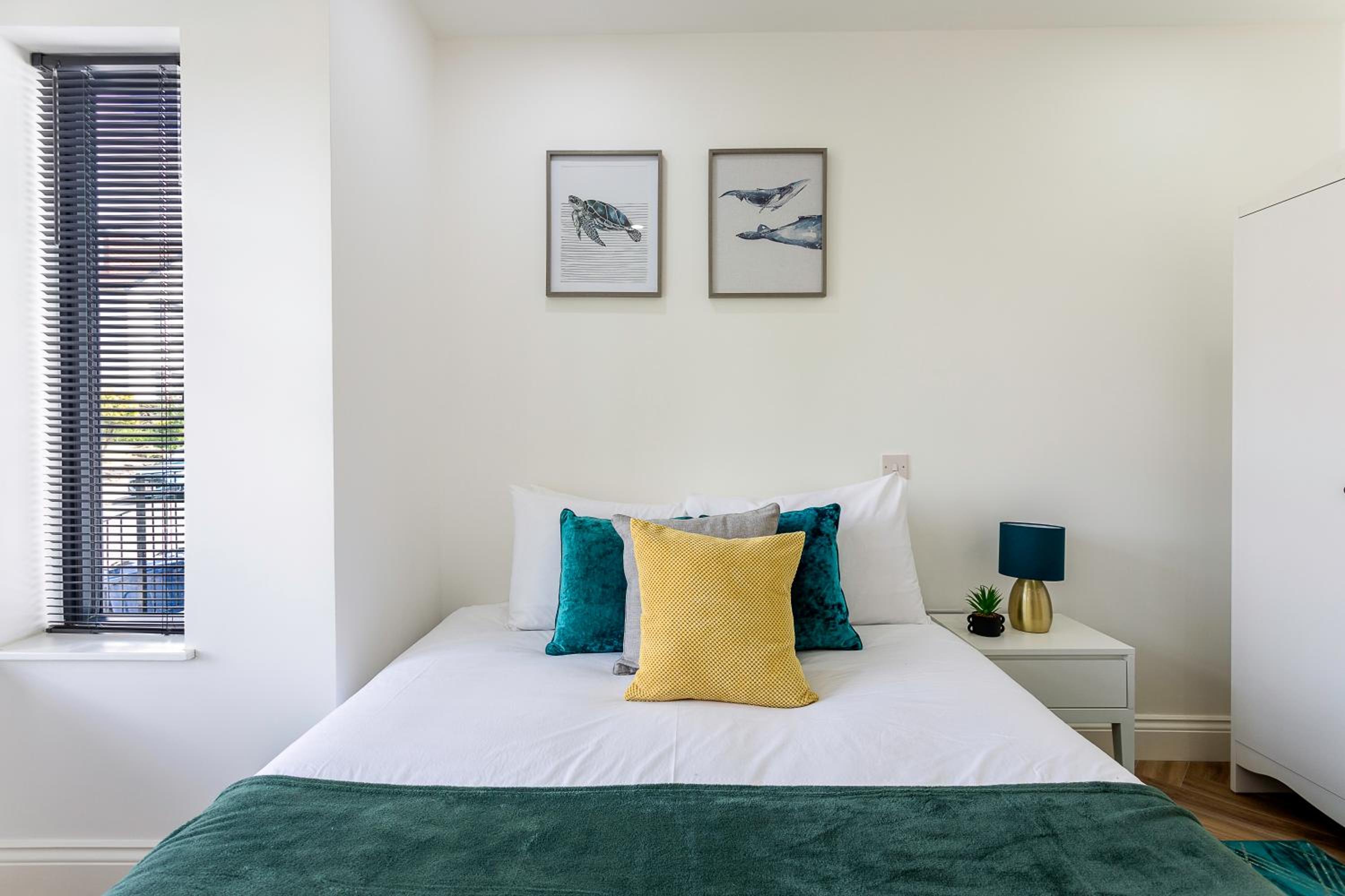 Stunning West London Garden flat 4bed 2 bath free parking 10 occupancy