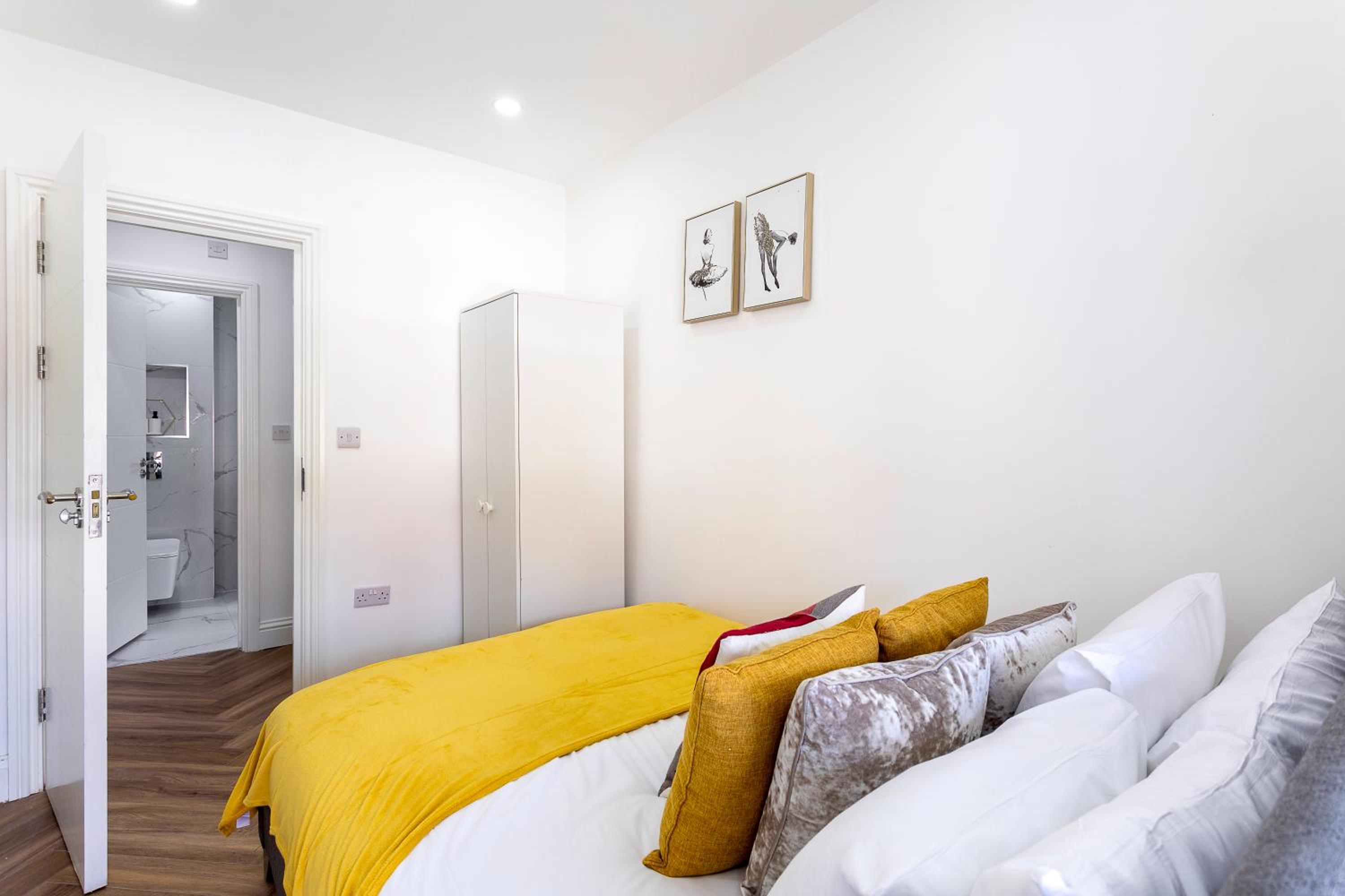 Stunning West London Garden flat 4bed 2 bath free parking 10 occupancy