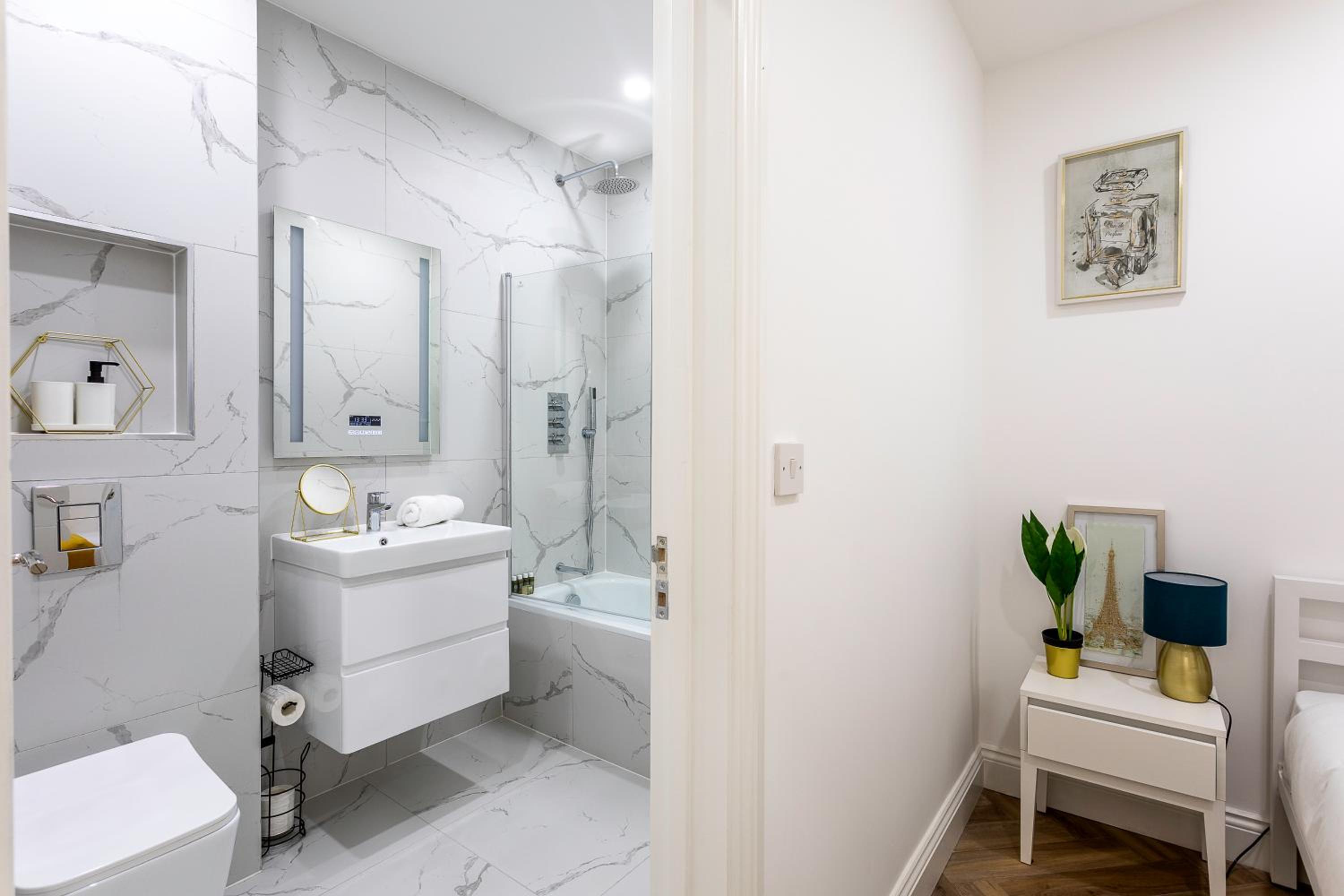 Stunning West London Garden flat 4bed 2 bath free parking 10 occupancy