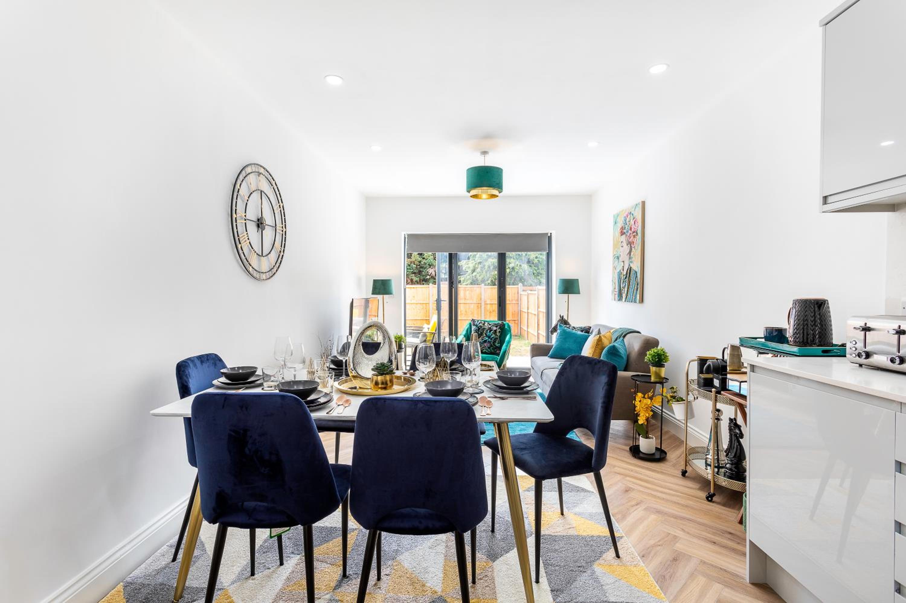Stunning West London Garden flat 4bed 2 bath free parking 10 occupancy