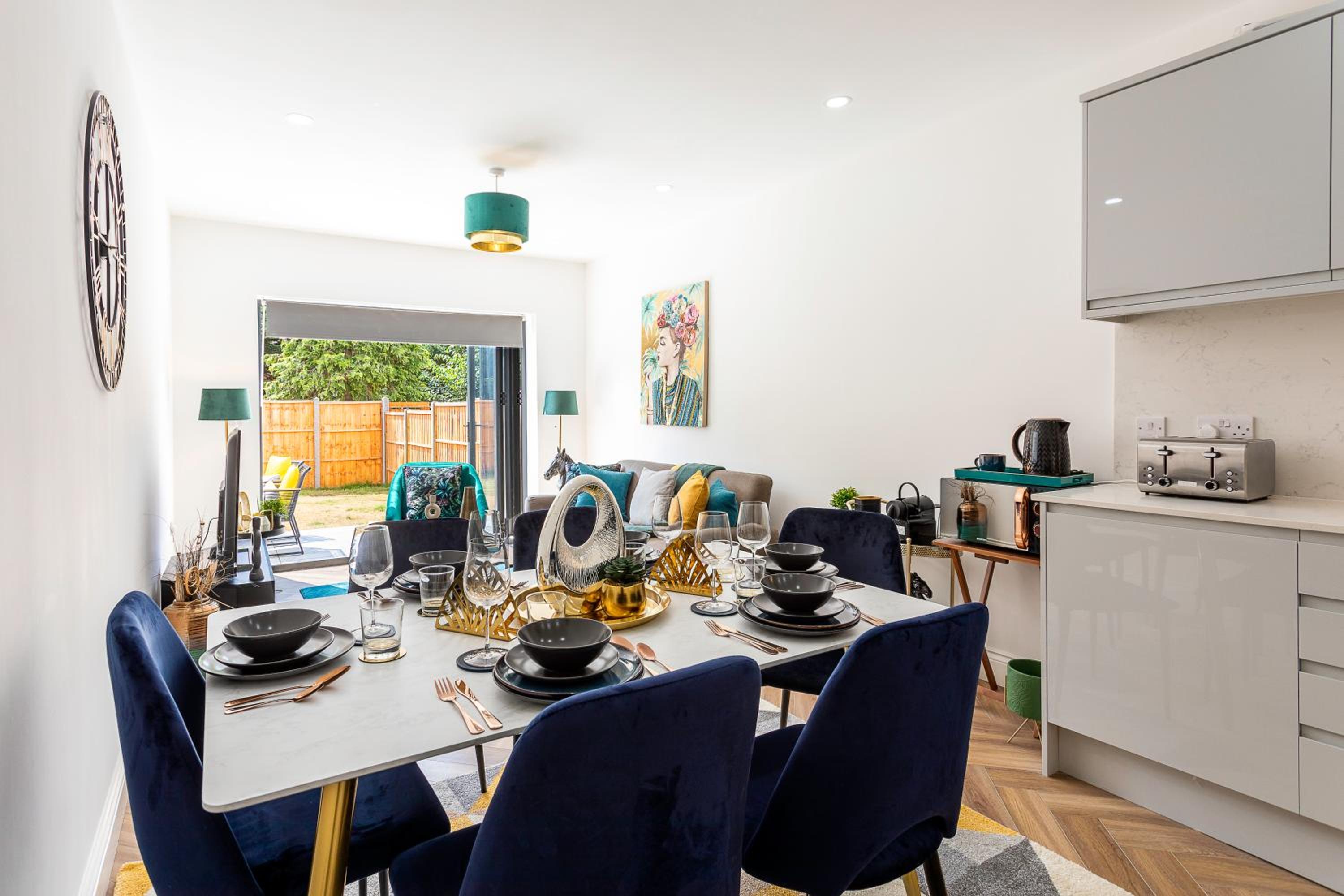 Stunning West London Garden flat 4bed 2 bath free parking 10 occupancy