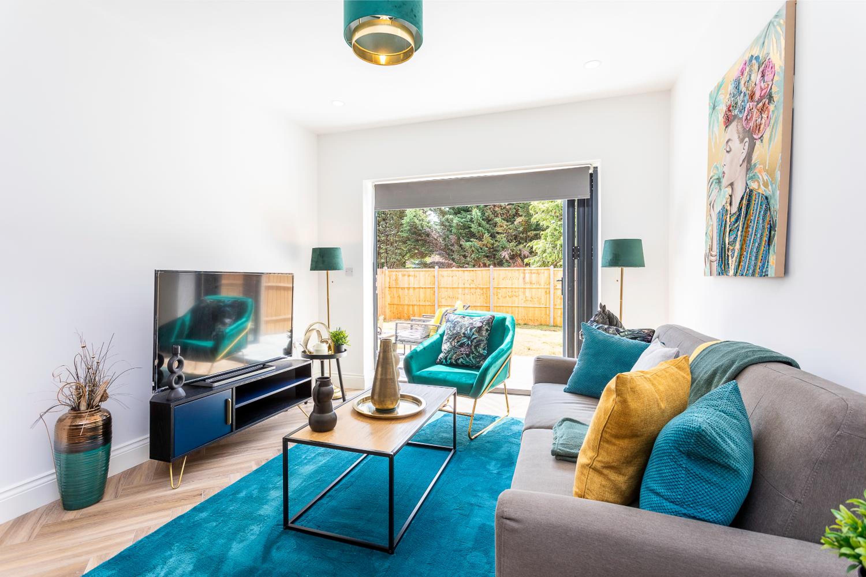Stunning West London Garden flat 4bed 2 bath free parking 10 occupancy