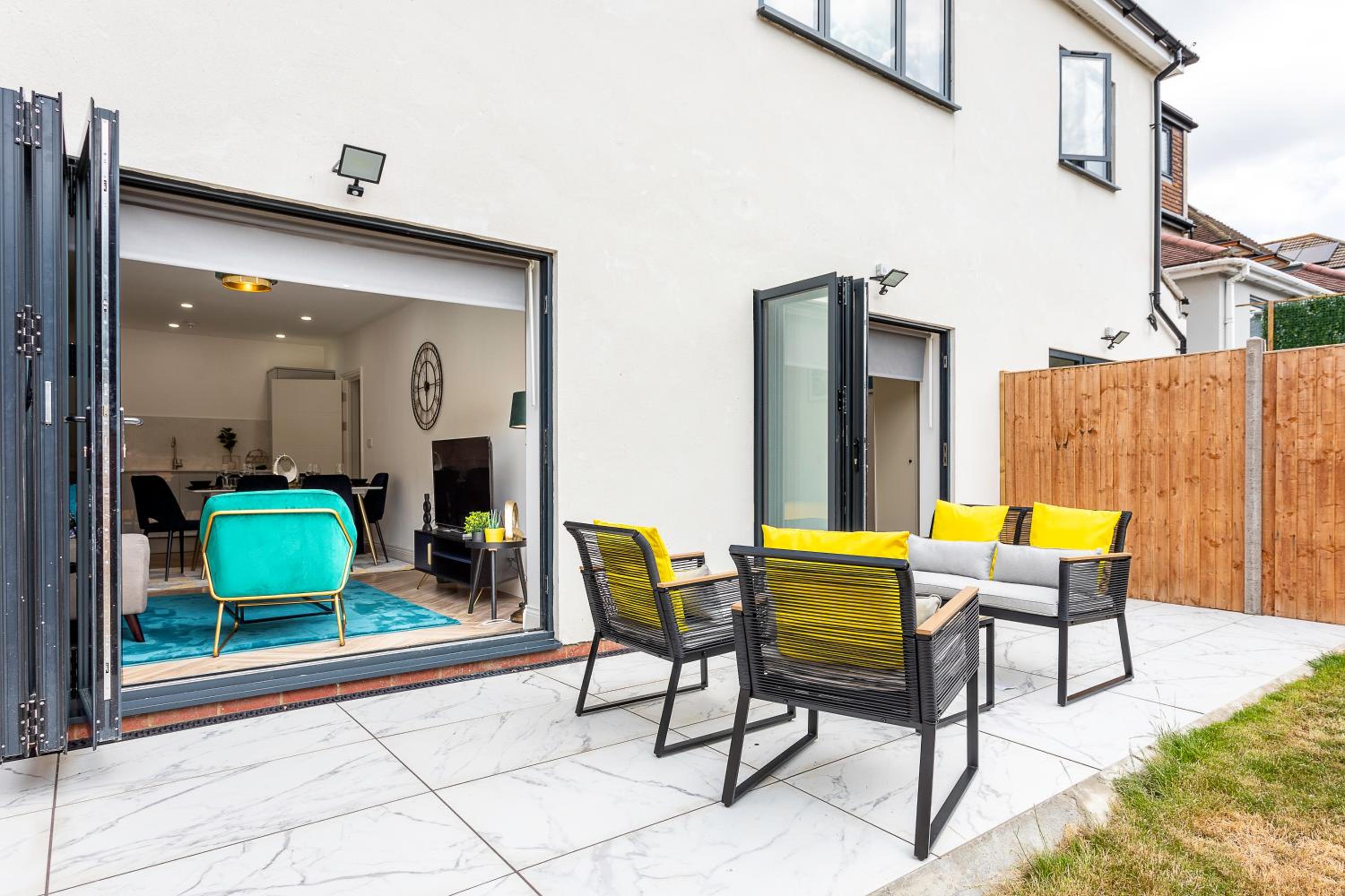 Stunning West London Garden flat 4bed 2 bath free parking 10 occupancy