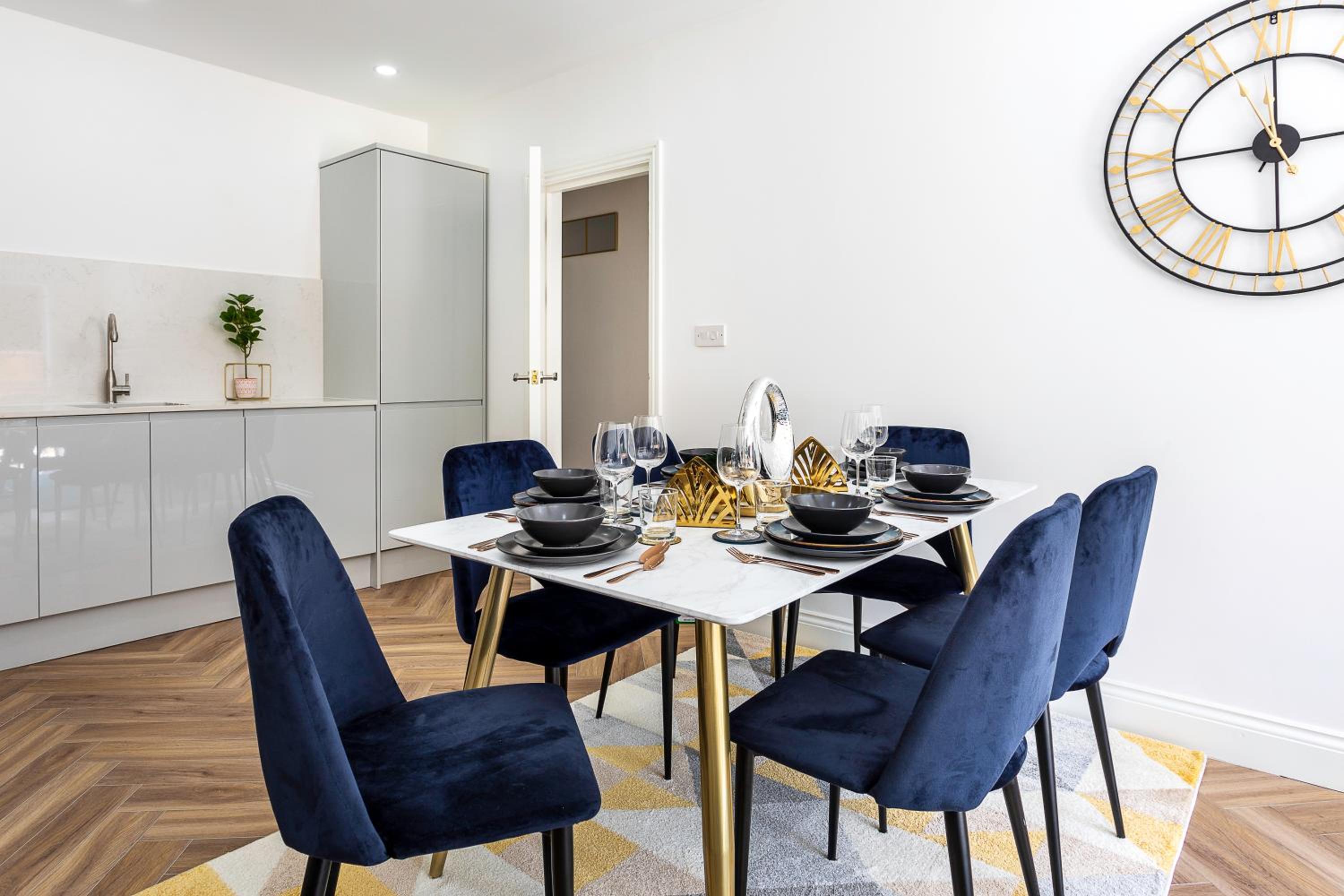Stunning West London Garden flat 4bed 2 bath free parking 10 occupancy