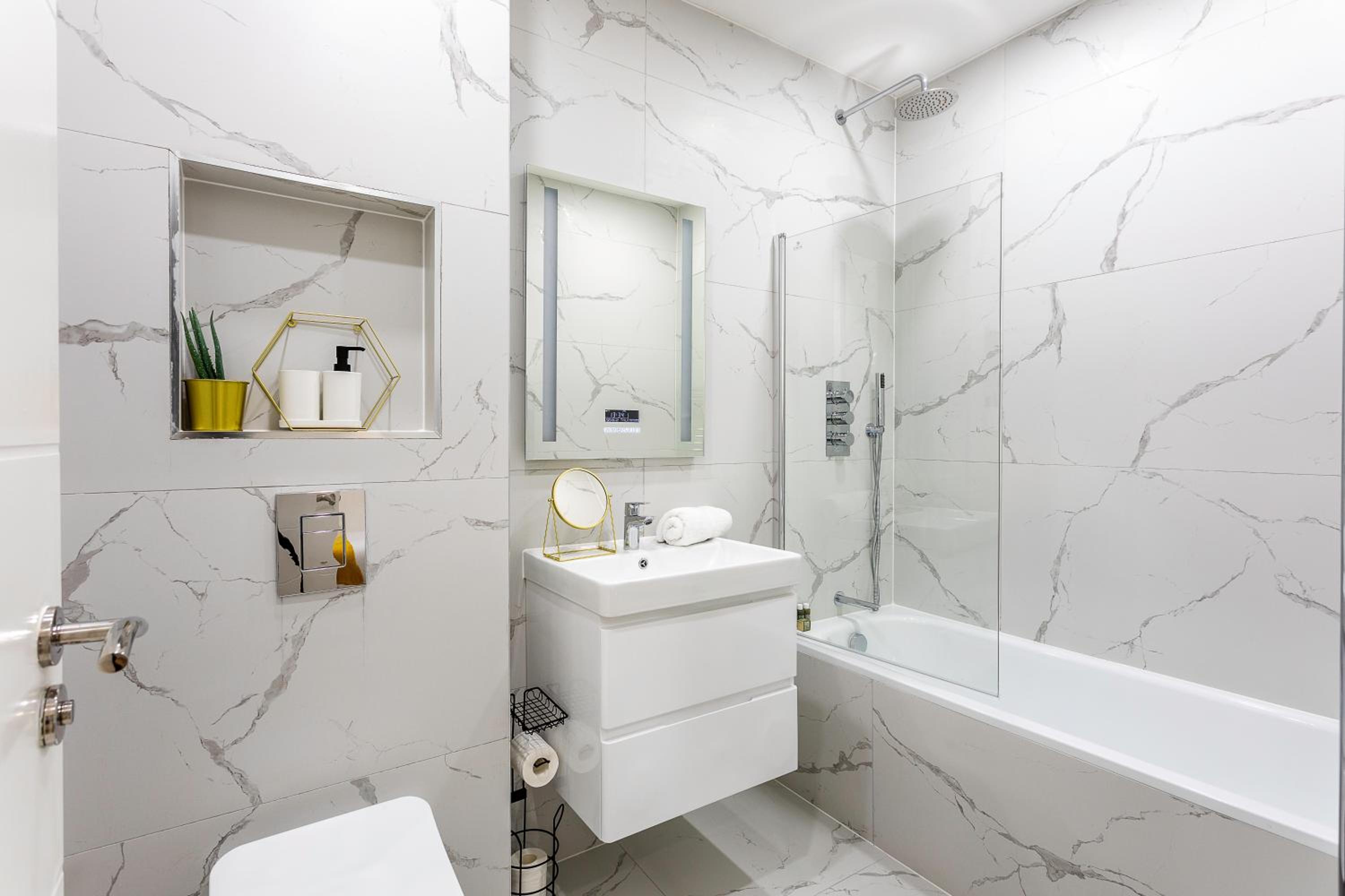 Stunning West London Garden flat 4bed 2 bath free parking 10 occupancy