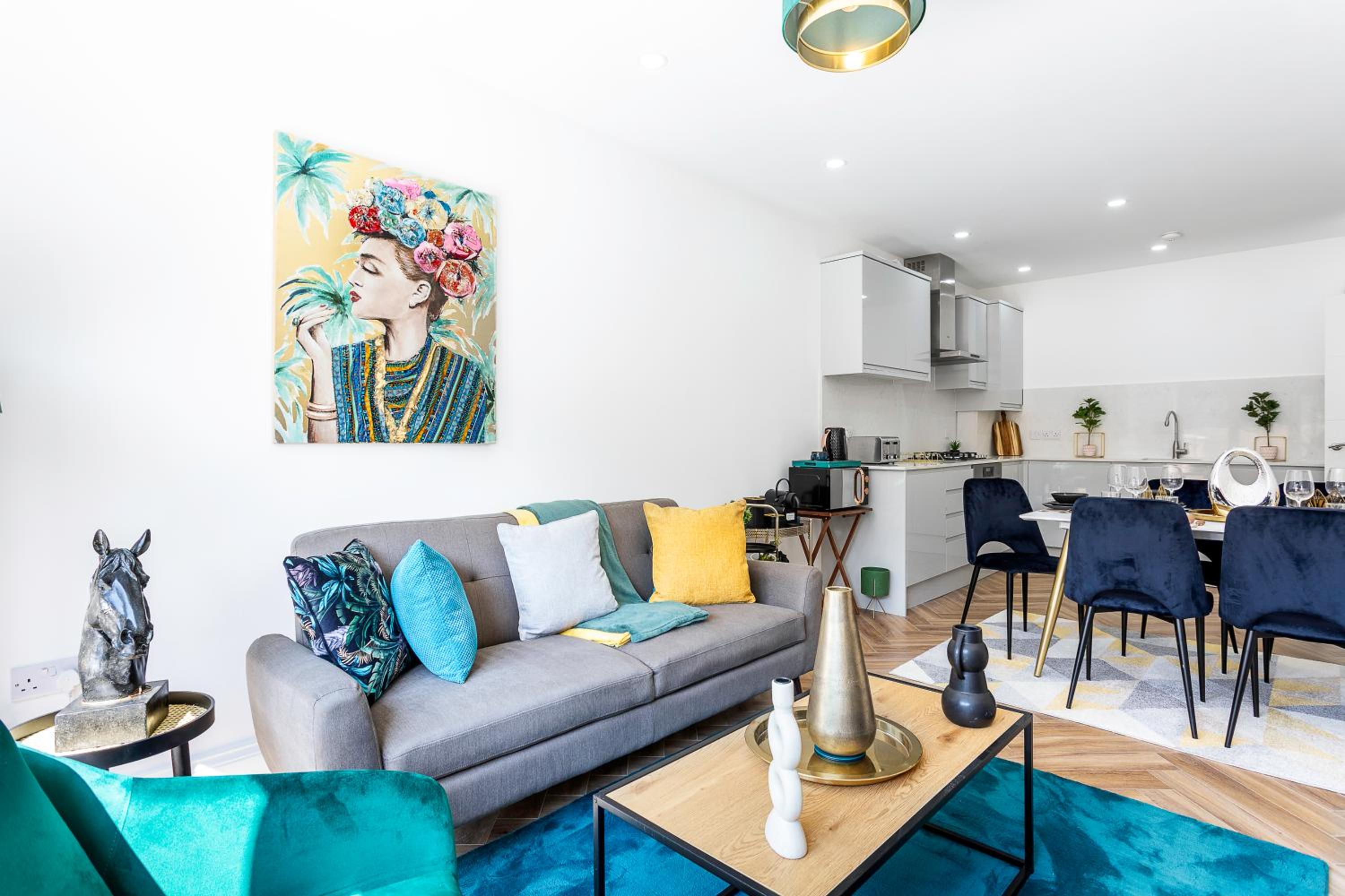 Stunning West London Garden flat 4bed 2 bath free parking 10 occupancy