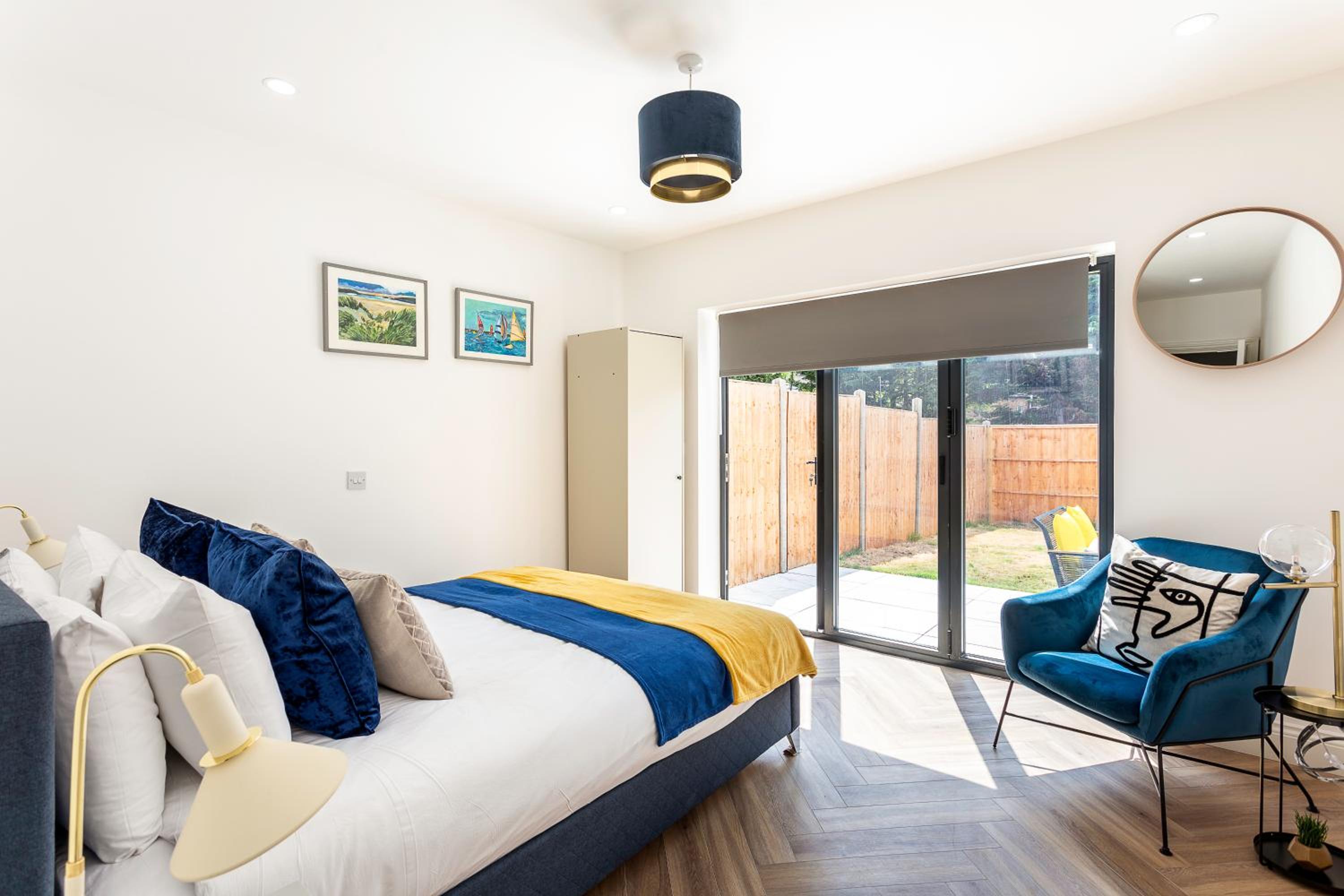 Stunning West London Garden flat 4bed 2 bath free parking 10 occupancy