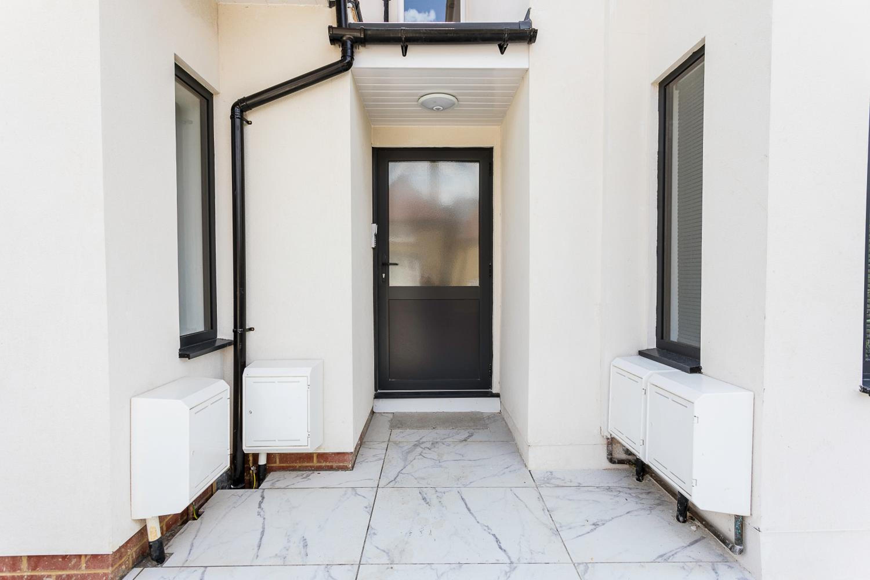 Stunning West London Garden flat 4bed 2 bath free parking 10 occupancy