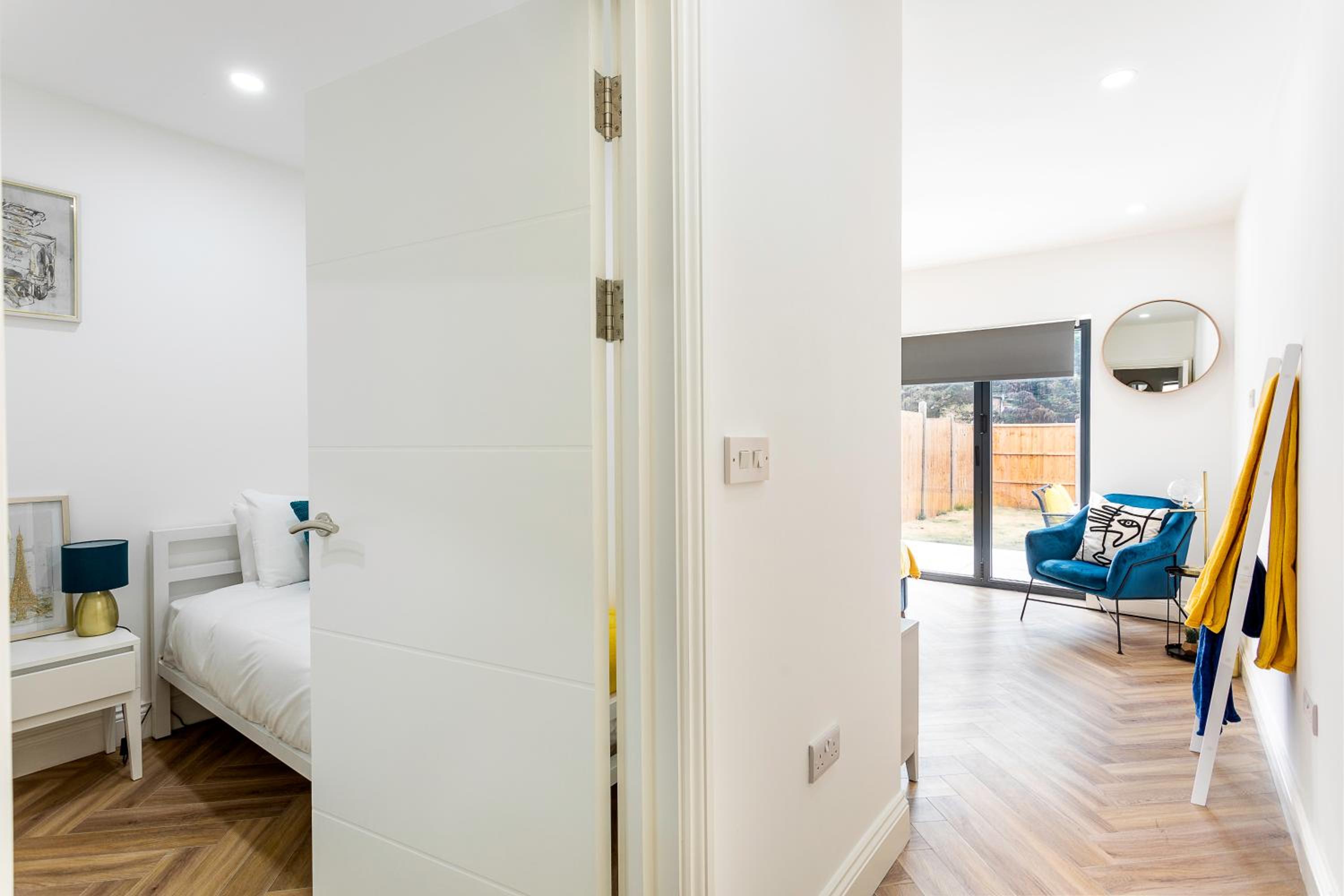 Stunning West London Garden flat 4bed 2 bath free parking 10 occupancy