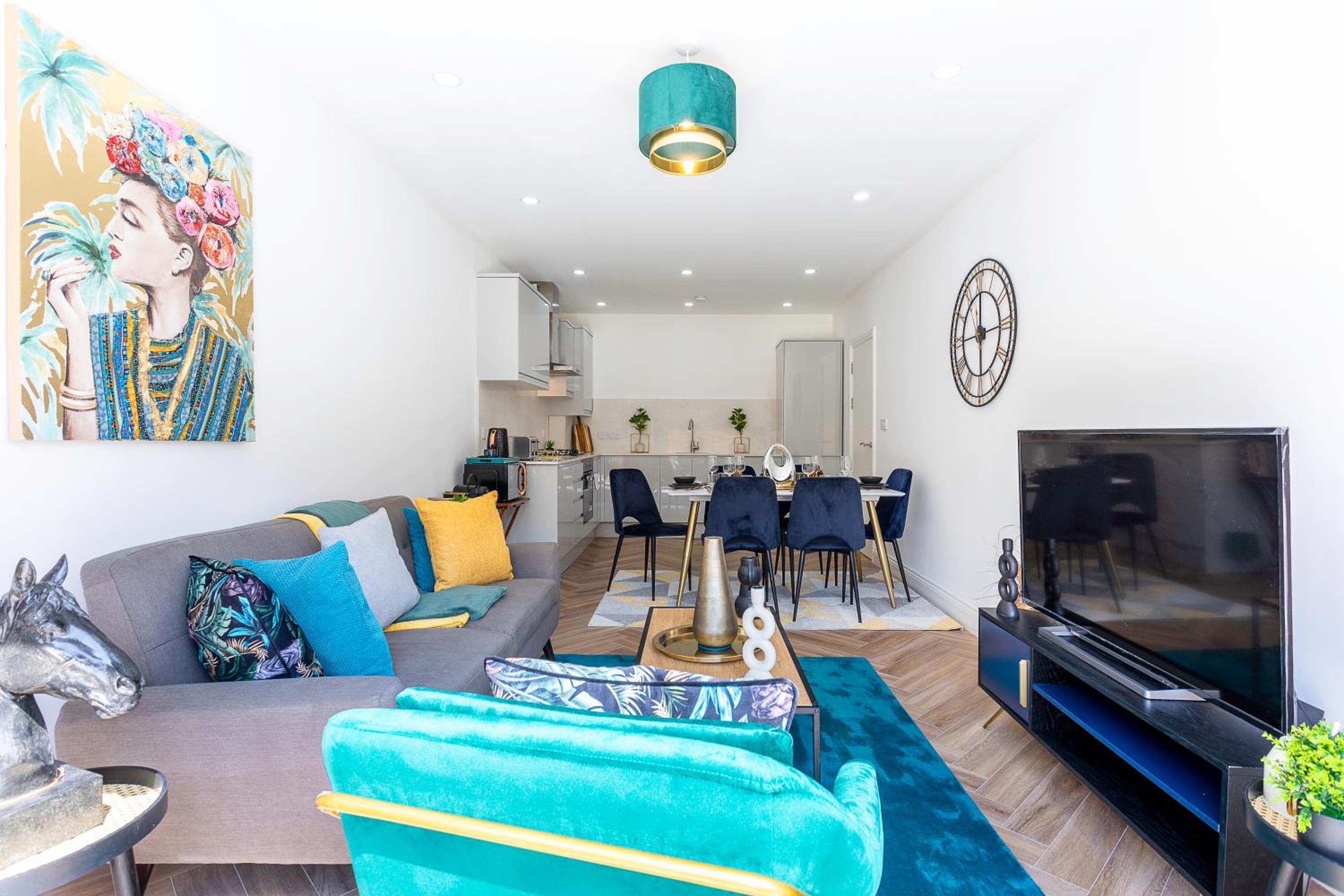 Stunning West London Garden flat 4bed 2 bath free parking 10 occupancy