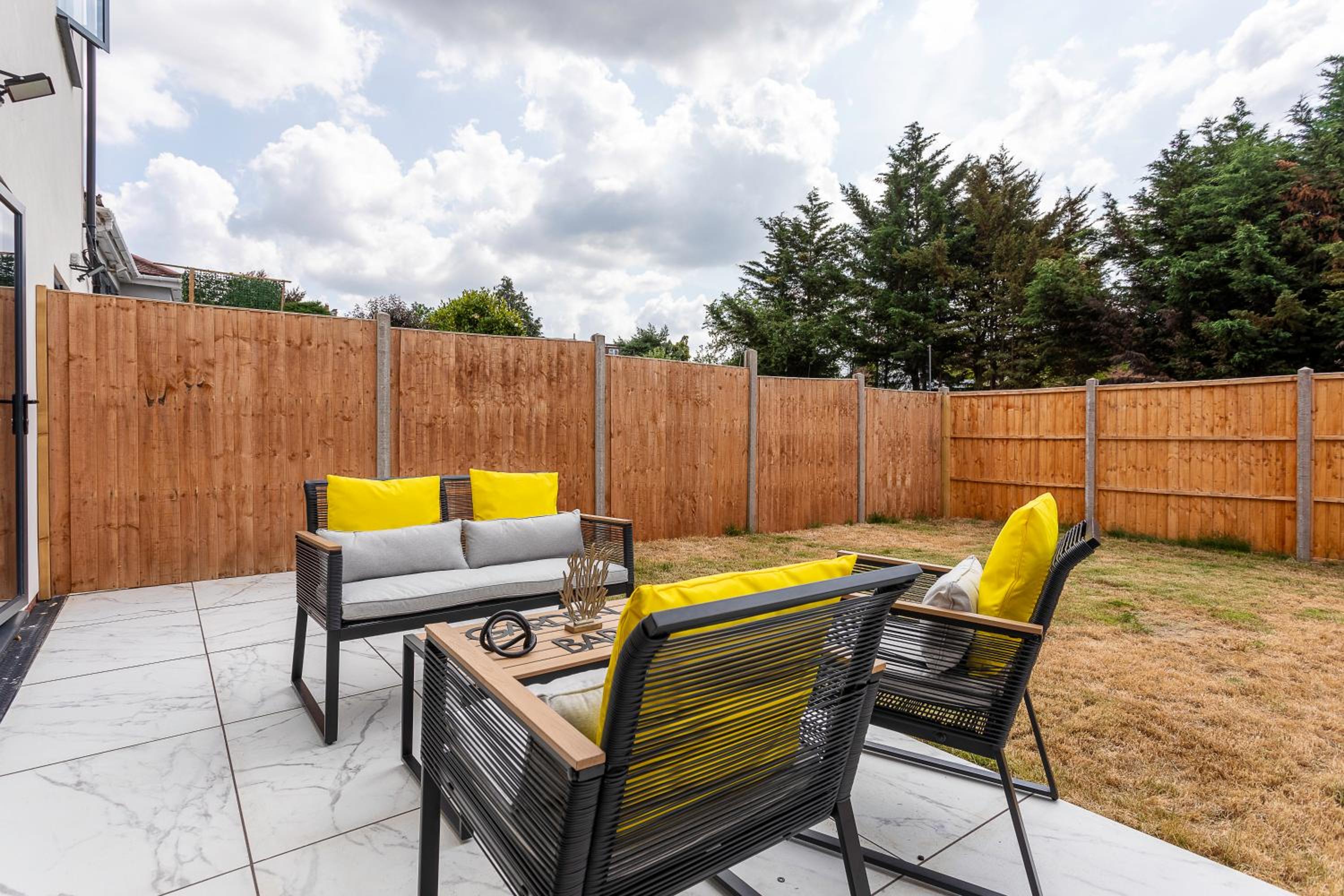 Stunning West London Garden flat 4bed 2 bath free parking 10 occupancy