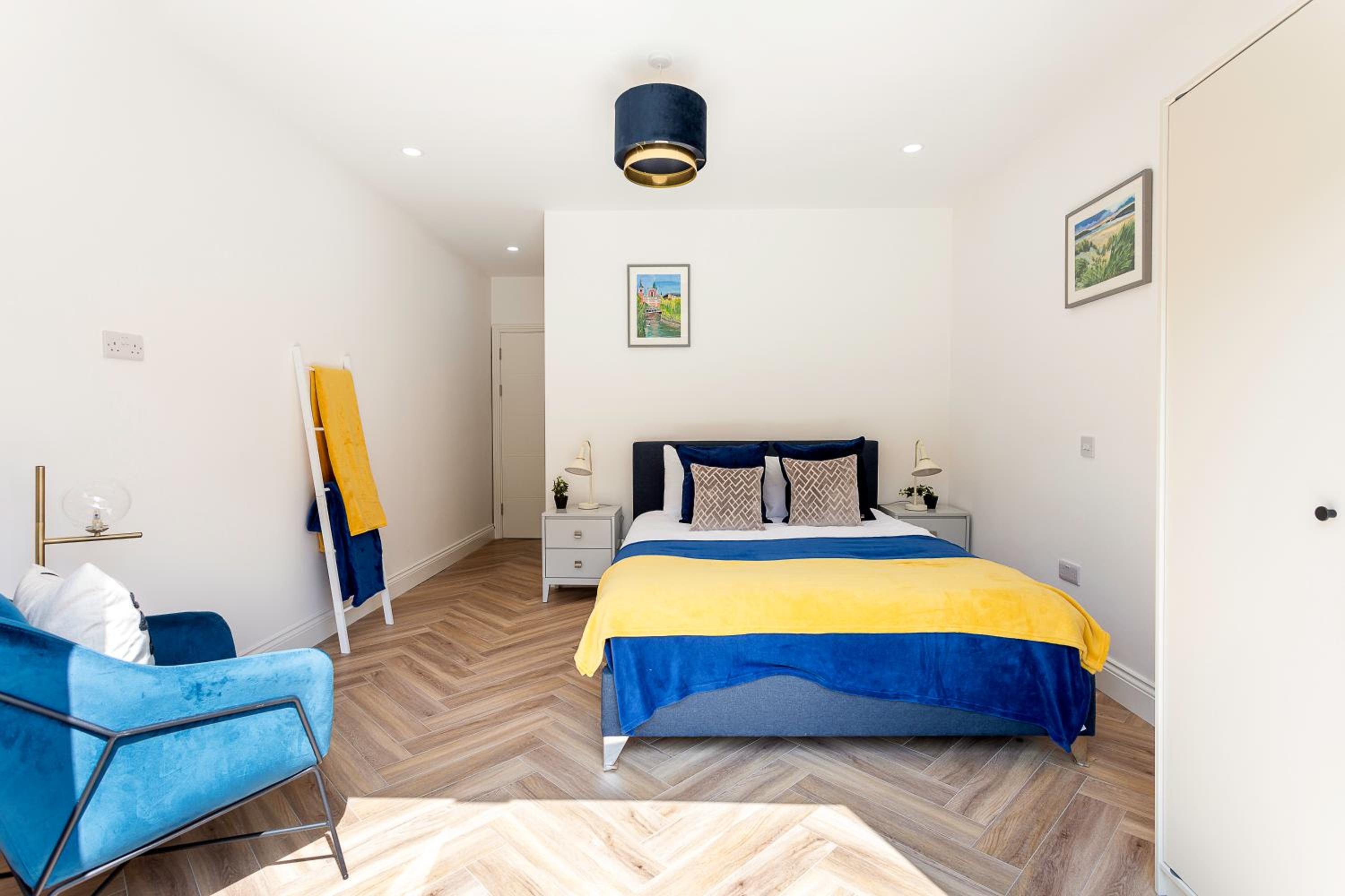 Stunning West London Garden flat 4bed 2 bath free parking 10 occupancy