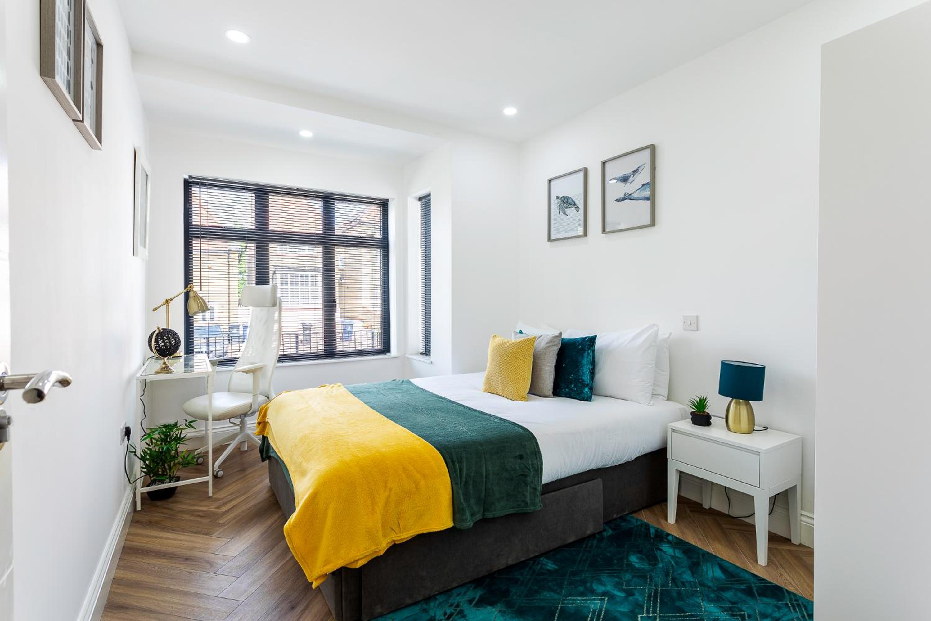 Stunning West London Garden flat 4bed 2 bath free parking 10 occupancy