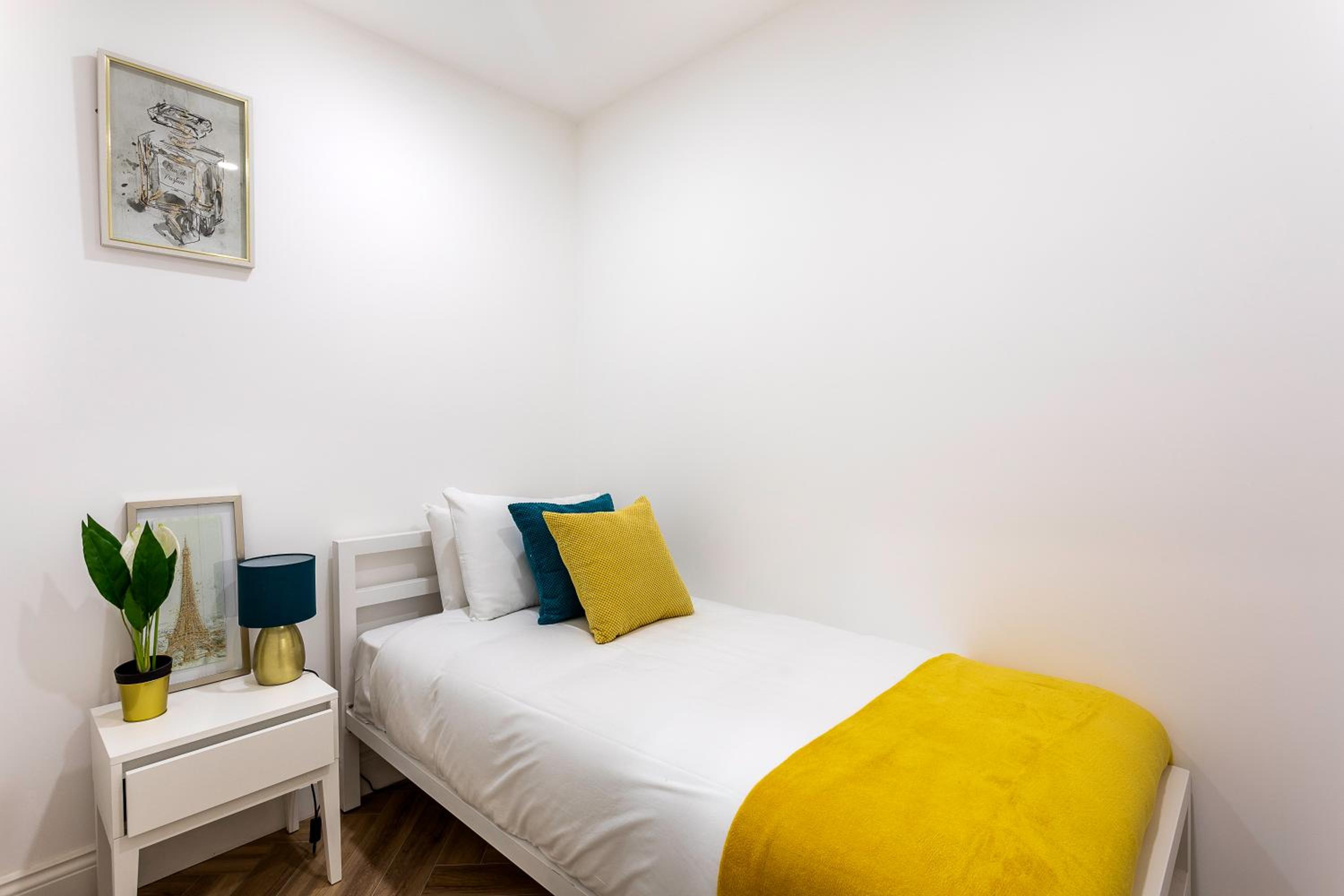 Stunning West London Garden flat 4bed 2 bath free parking 10 occupancy