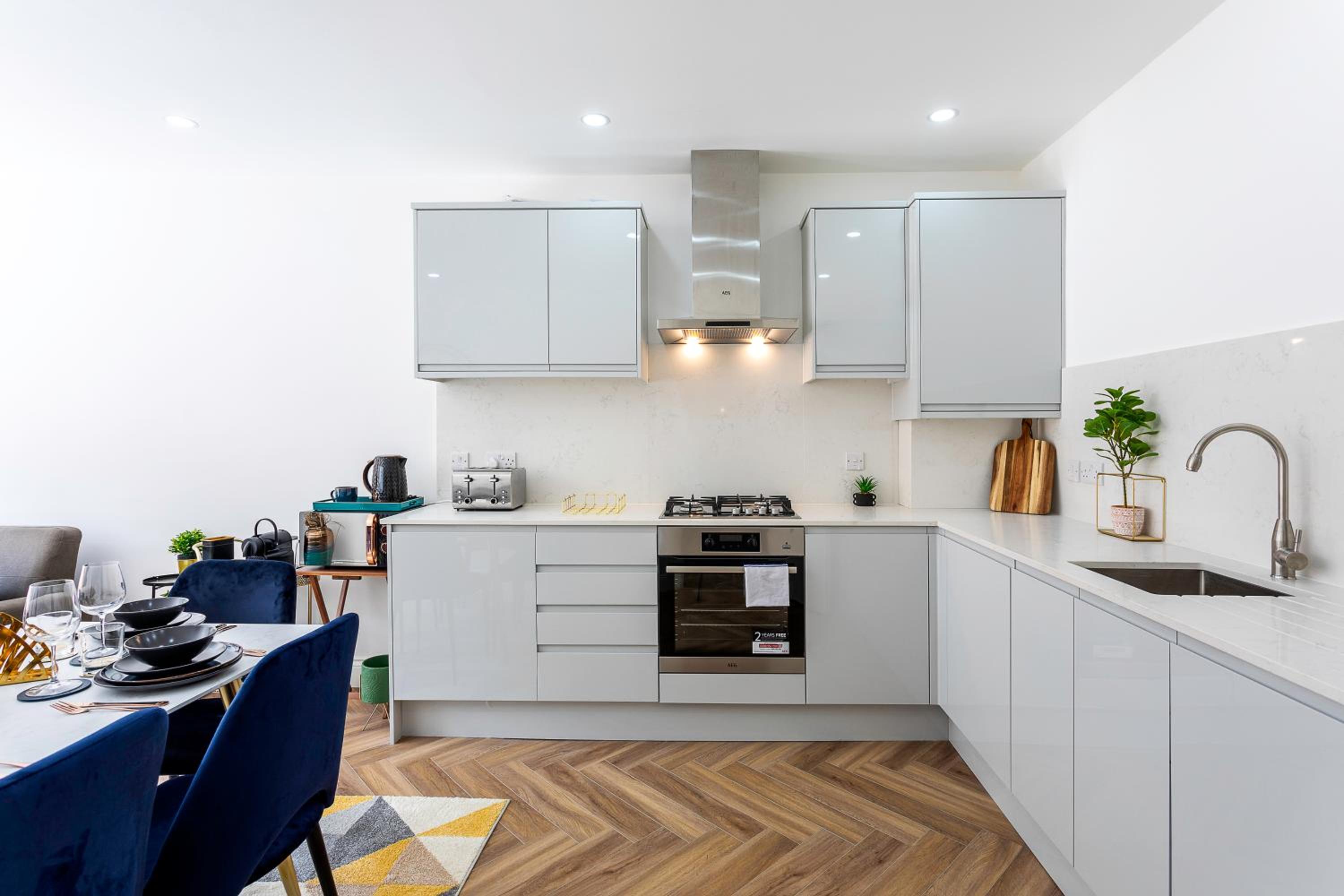 Stunning West London Garden flat 4bed 2 bath free parking 10 occupancy