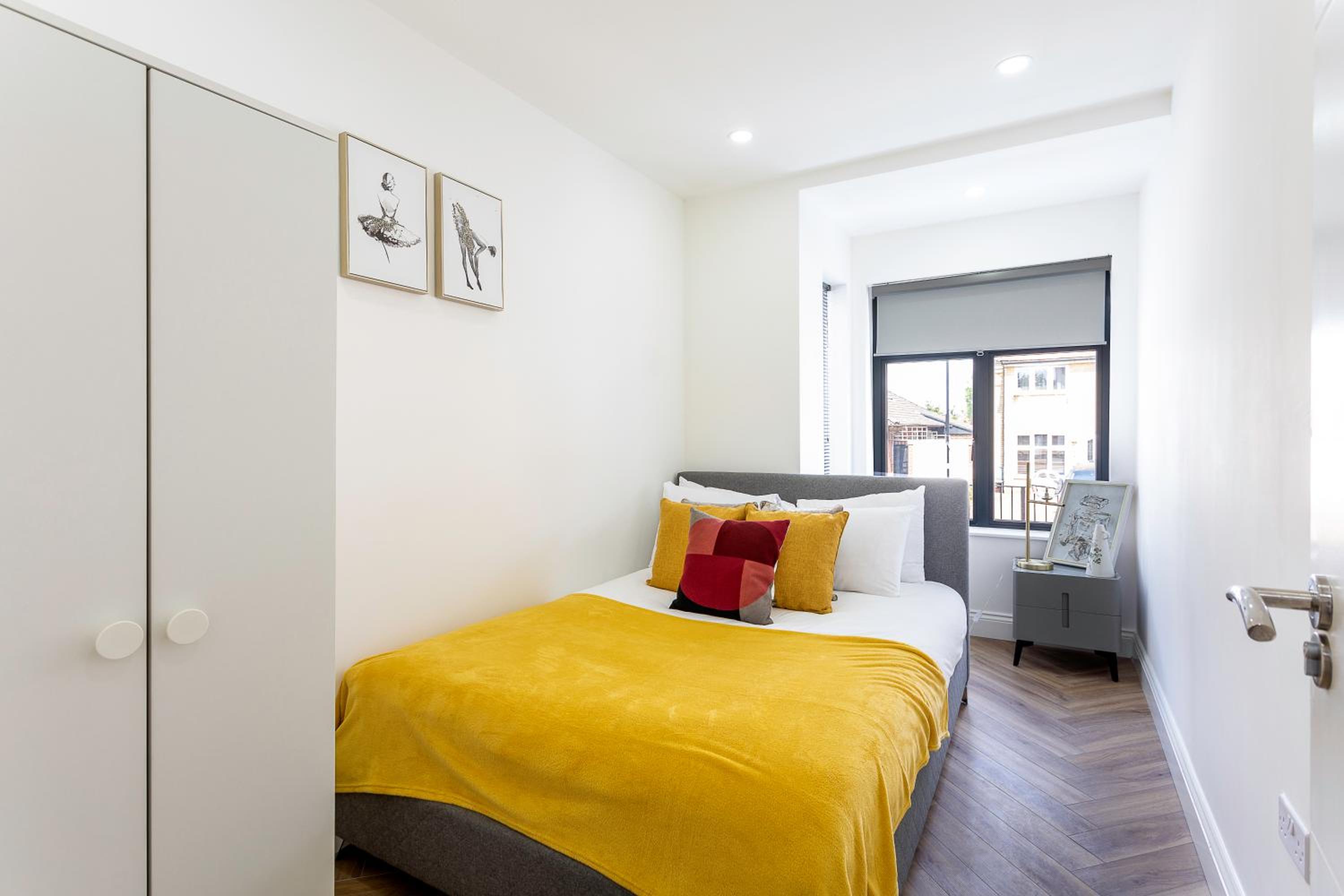 Stunning West London Garden flat 4bed 2 bath free parking 10 occupancy