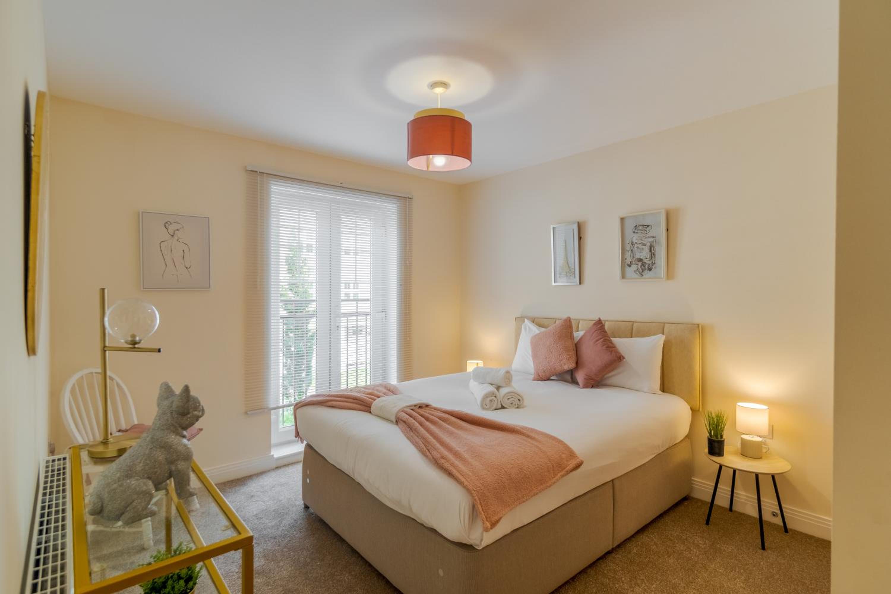 North West London near warner bros studio Modern huge house 5bed 4bath WD17 with free parking (9 occupancy) view 2